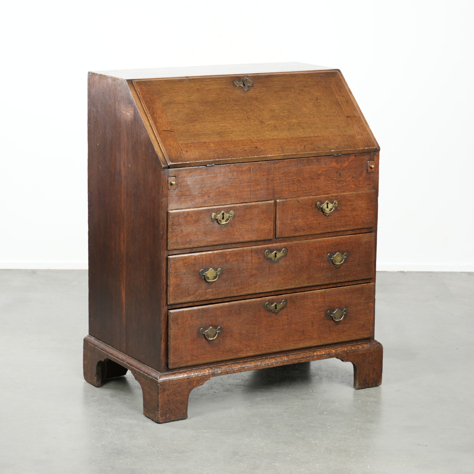 Subtiel Antiek Engels Eiken Secretaire Uit De 18e Eeuw Met Een Fraai Getrapt Interieur.