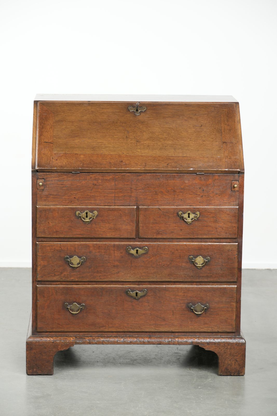 Subtiel Antiek Engels Eiken Secretaire Uit De 18e Eeuw Met Een Fraai Getrapt Interieur. photo for sale