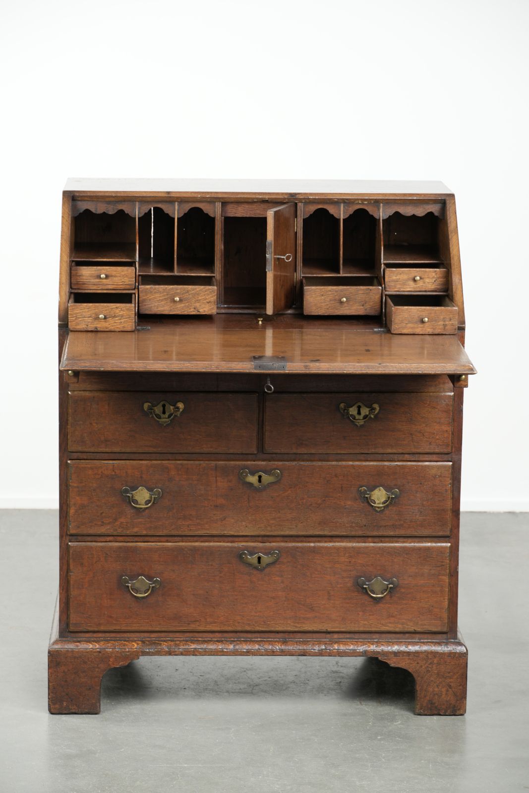 Subtiel Antiek Engels Eiken Secretaire Uit De 18e Eeuw Met Een Fraai Getrapt Interieur. photo 1066.0