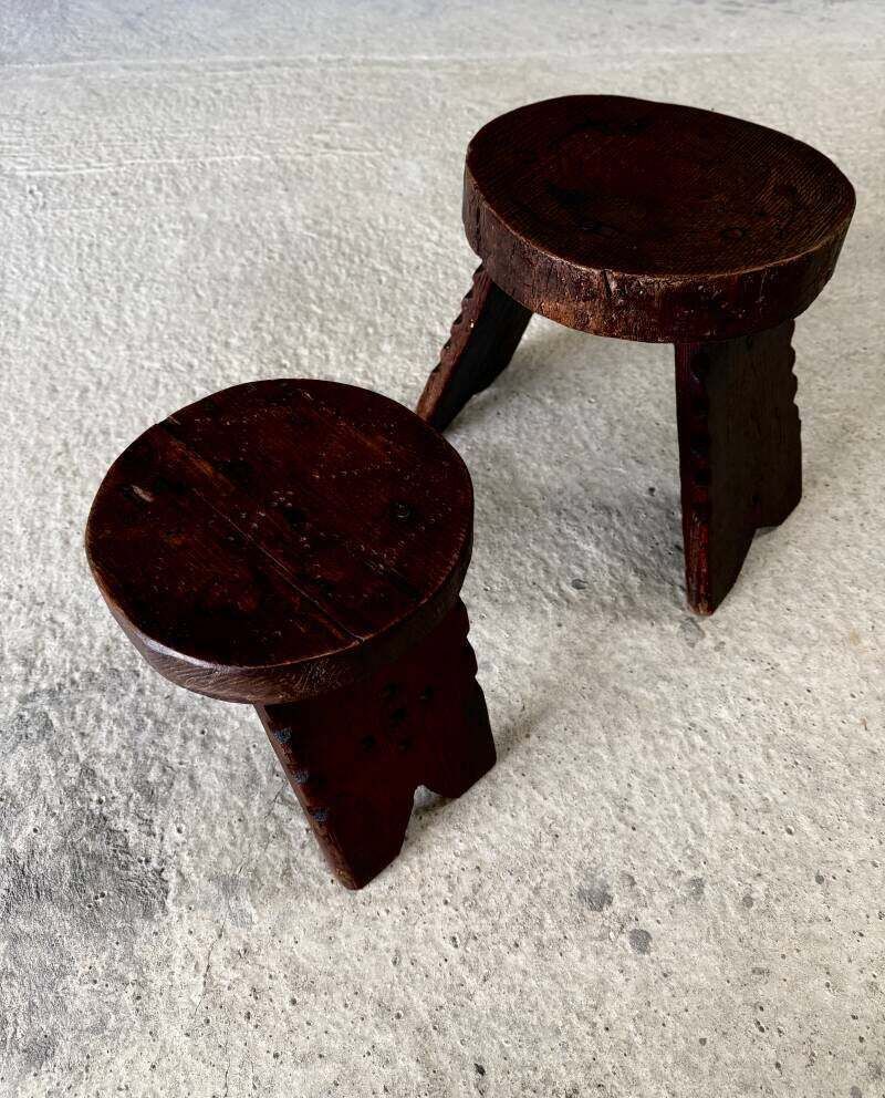 photo furniture Wabi Sabi Handgemaakt Gesneden Laag Krukkenset, Spanje, Jaren 1960
