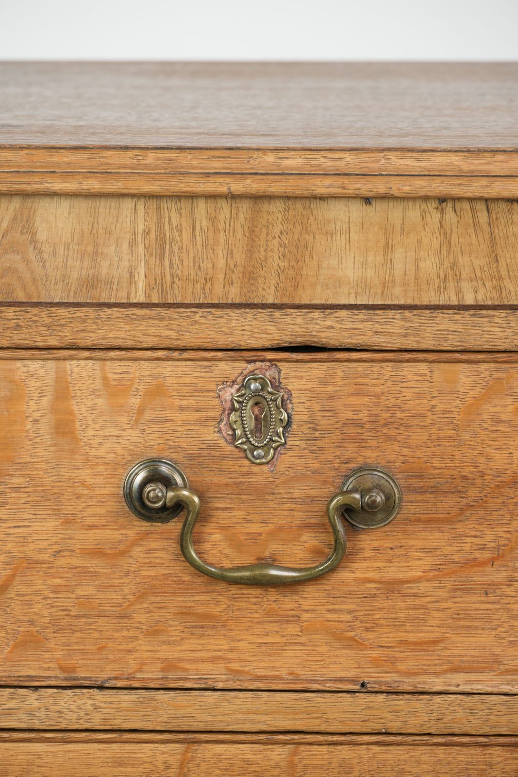 photo furniture Grote Antieke Engelse Blonde Eikenhouten Ladekast Uit De 18e Eeuw Met Goudkleurige Elementen