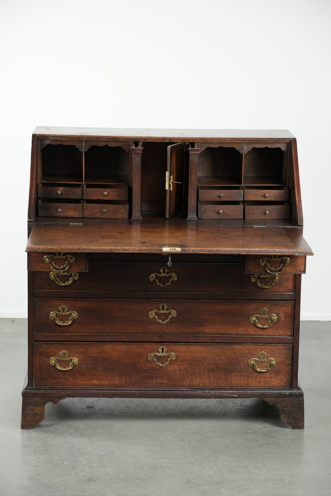Antiek Engels Secretaire Bureau Uit De 18e Eeuw, Vervaardigd Van Eikenhout Met Bijbehorend Beslag En 6 Lades. photo for sale