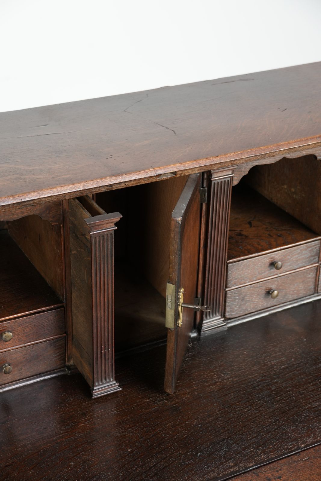 photo furniture Antiek Engels Secretaire Bureau Uit De 18e Eeuw, Vervaardigd Van Eikenhout Met Bijbehorend Beslag En 6 Lades.