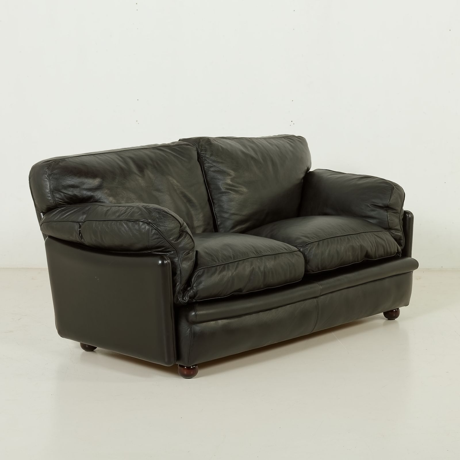 Poppy 2 Seater Leather Sofa By Tito Agnoli For Poltrona Frau, 1970s photo Furniture