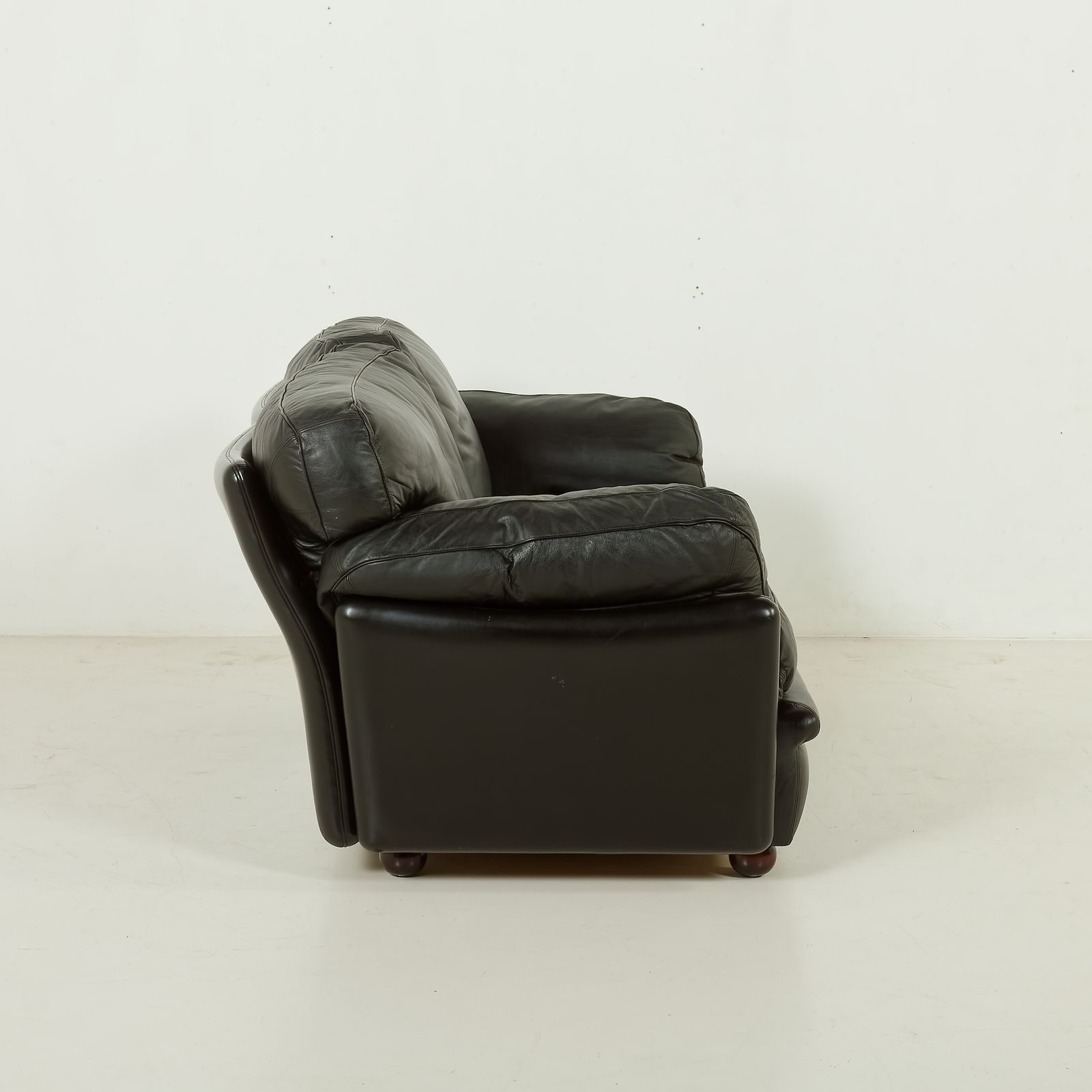 Poppy 2 Seater Leather Sofa By Tito Agnoli For Poltrona Frau, 1970s photo 1950.0