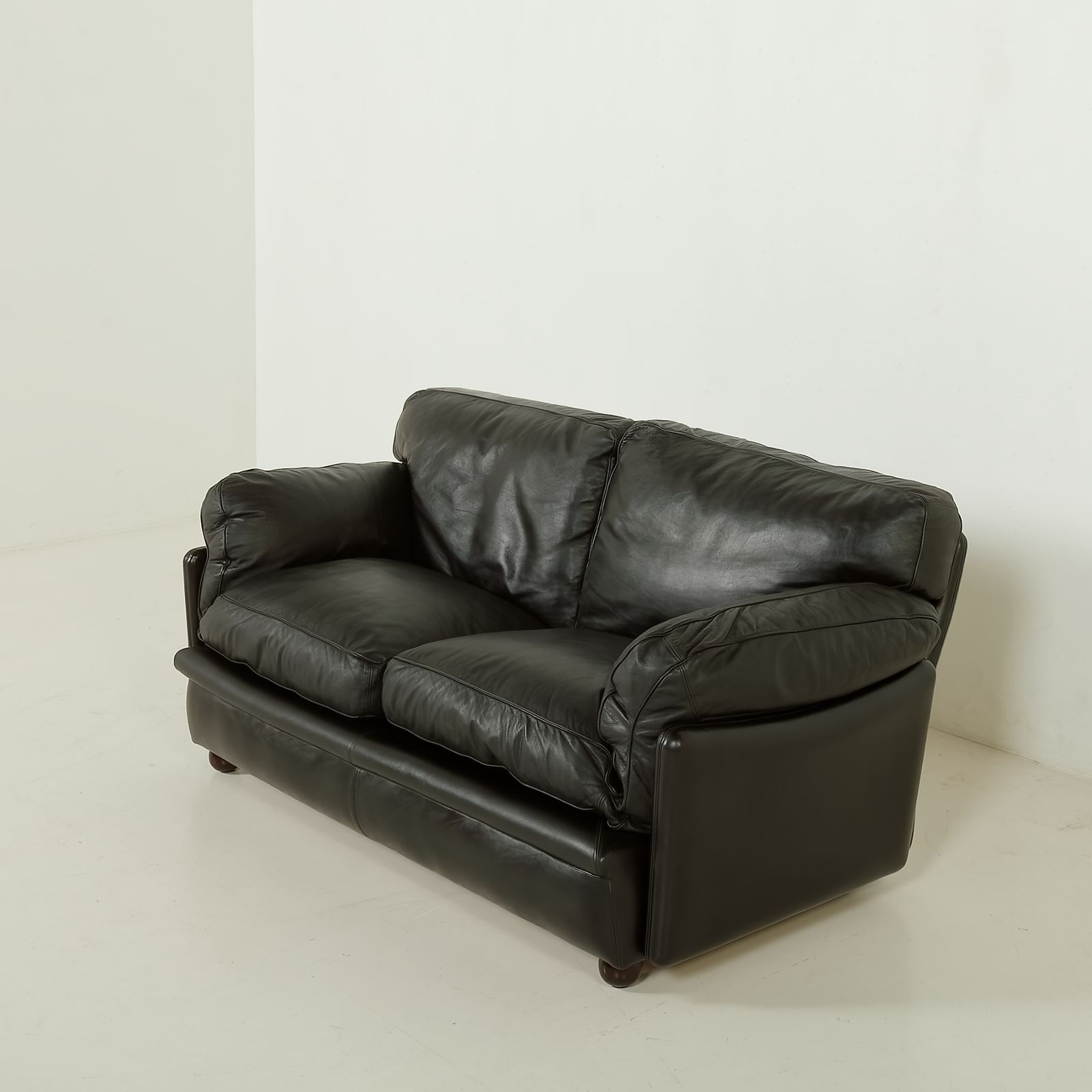 Furniture Poppy 2 Seater Leather Sofa By Tito Agnoli For Poltrona Frau, 1970s photo