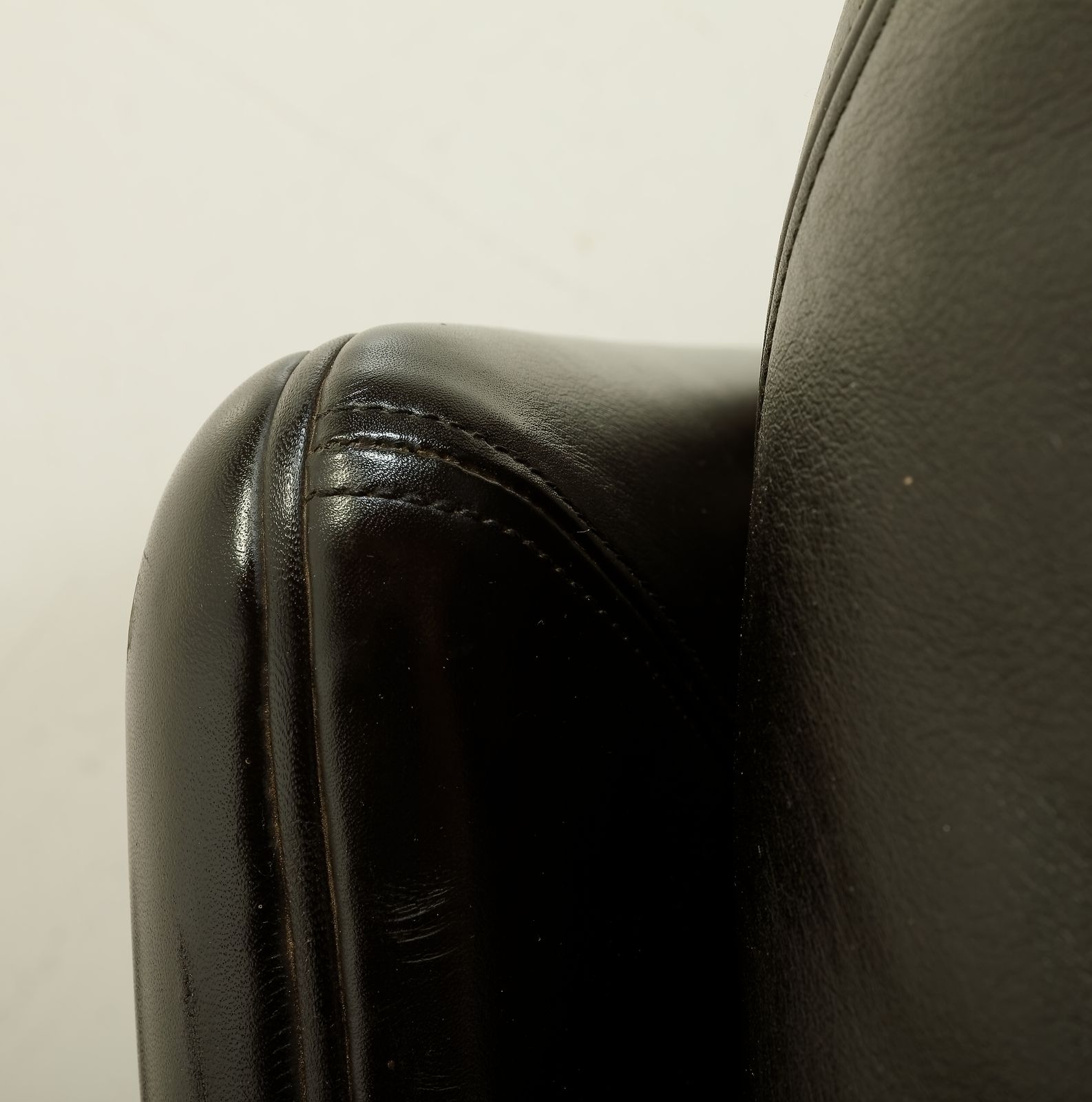 photo buy Poppy 2 Seater Leather Sofa By Tito Agnoli For Poltrona Frau, 1970s
