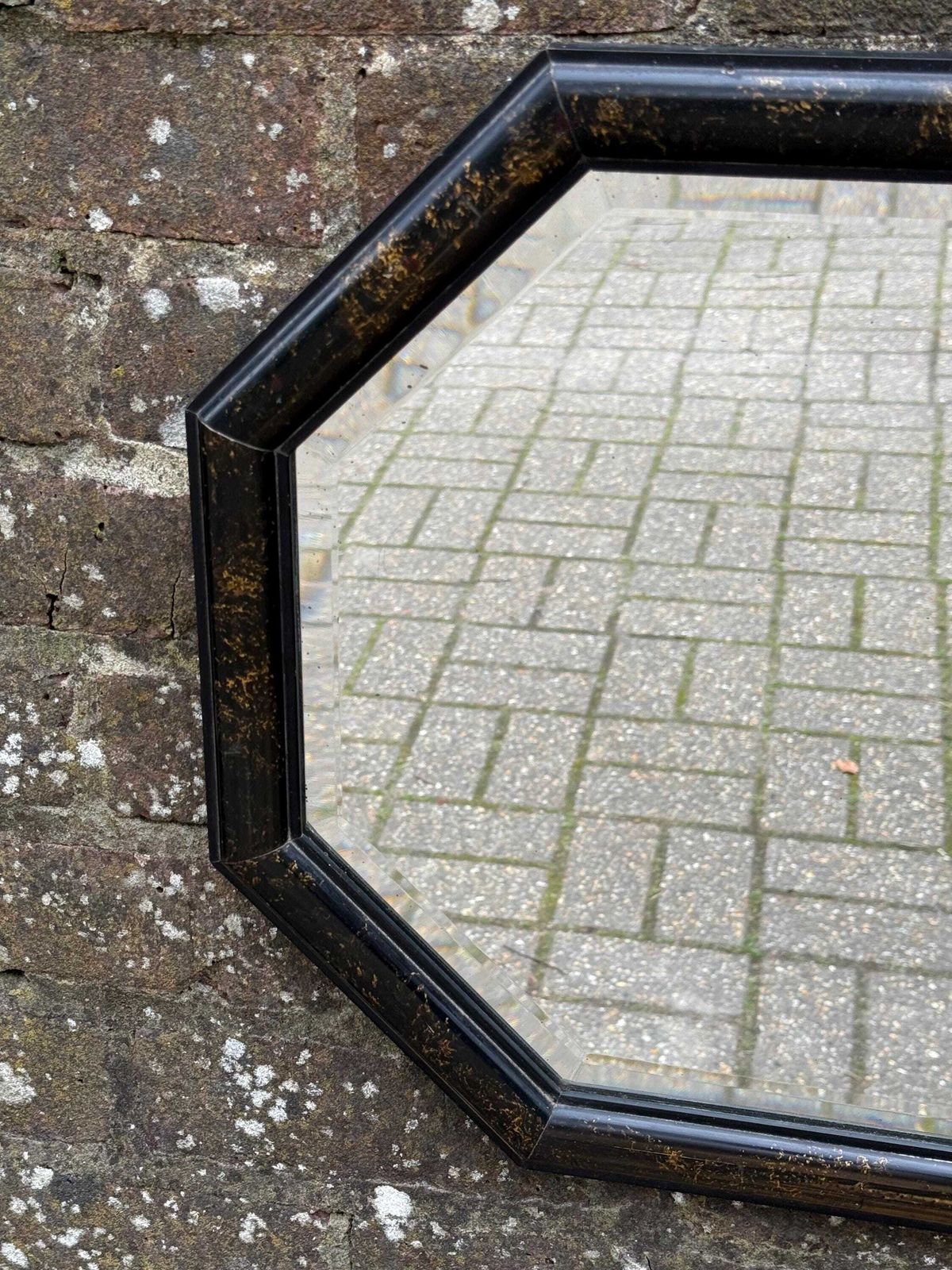photo vintage 1970s Vintage Octagonal Wall Mirror, Black & Gold Resin Frame, Bevelled Glass, Retro Geometric Decor