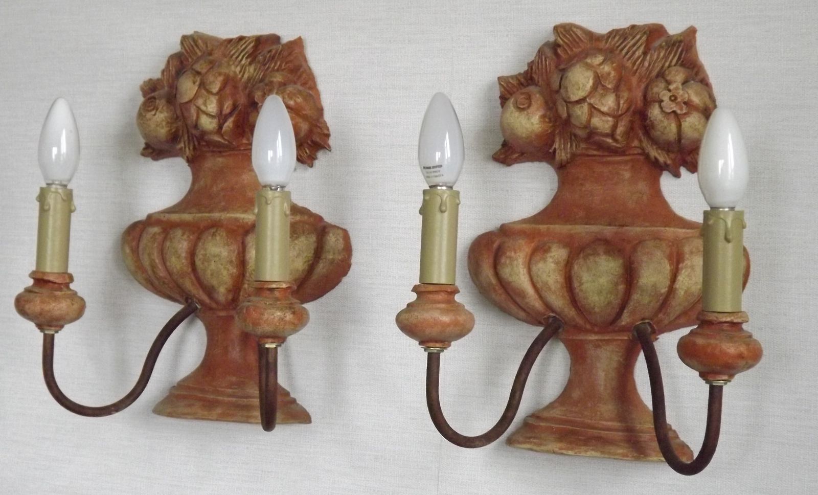 Rare grande paire d'appliques doubles françaises en terre cuite, urnes aux corbeilles de fruits photo for sale