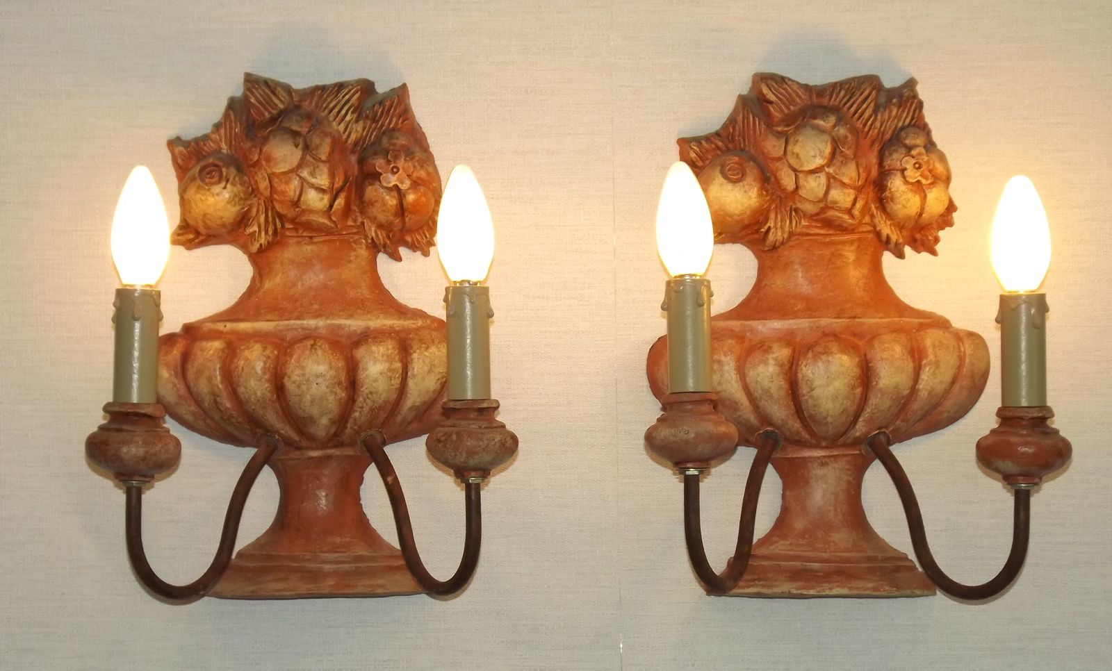 Rare grande paire d'appliques doubles françaises en terre cuite, urnes aux corbeilles de fruits photo 1495.0