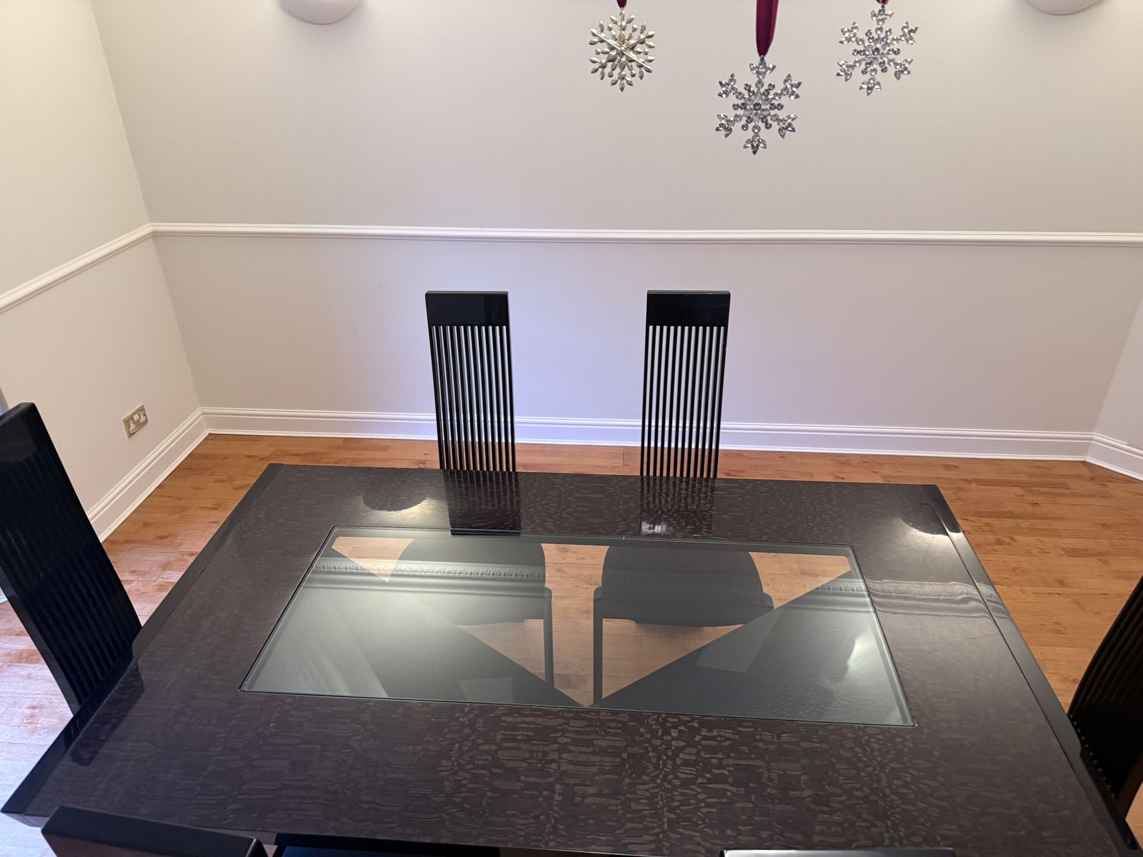 Kesterport Manhattan Dining Table & 6 Chairs Dining Room Suite photo 100.0