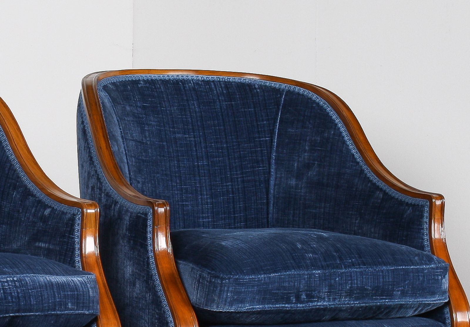 photo vinterior A Exquisite Pair Of Tub Chairs In Royal Blue By Fine Furniture Maker Arthur Brett