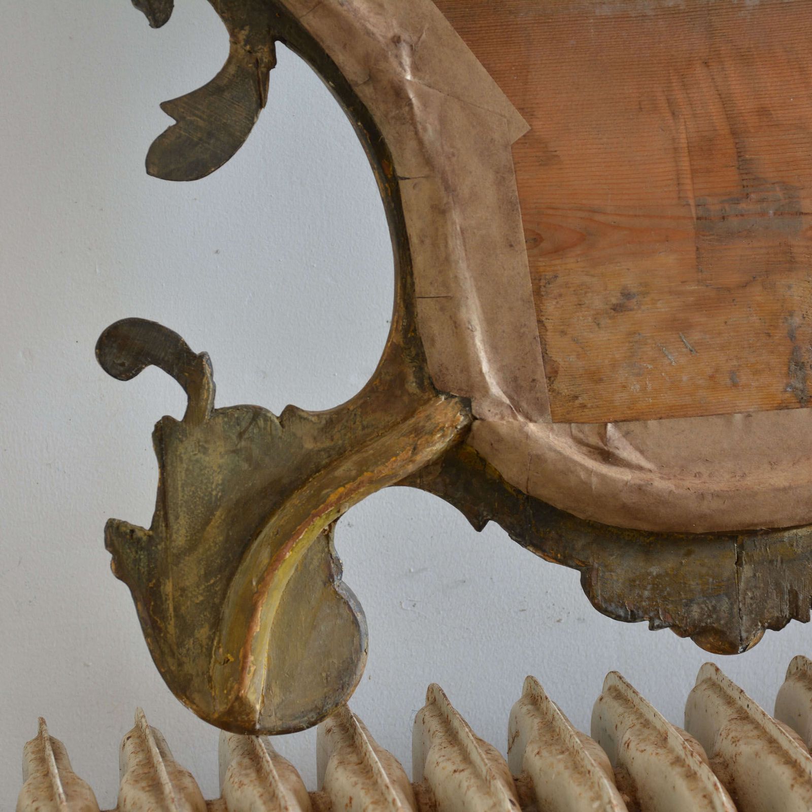 photo furniture 18th Century Italian Gilt Mirror Of Cartouche Form
