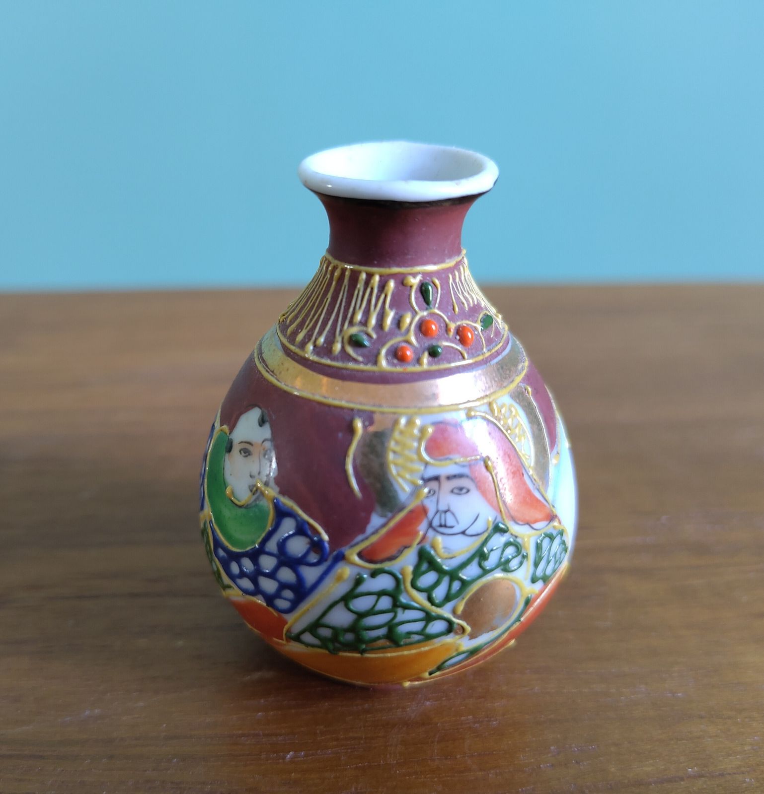 Republic‑Period Chinese Miniature Solifleur Vase (C. 1920s–1940s)  Finely Painted Figures • Bright Gold Detailing • Distinctive Studio Mark photo vintage