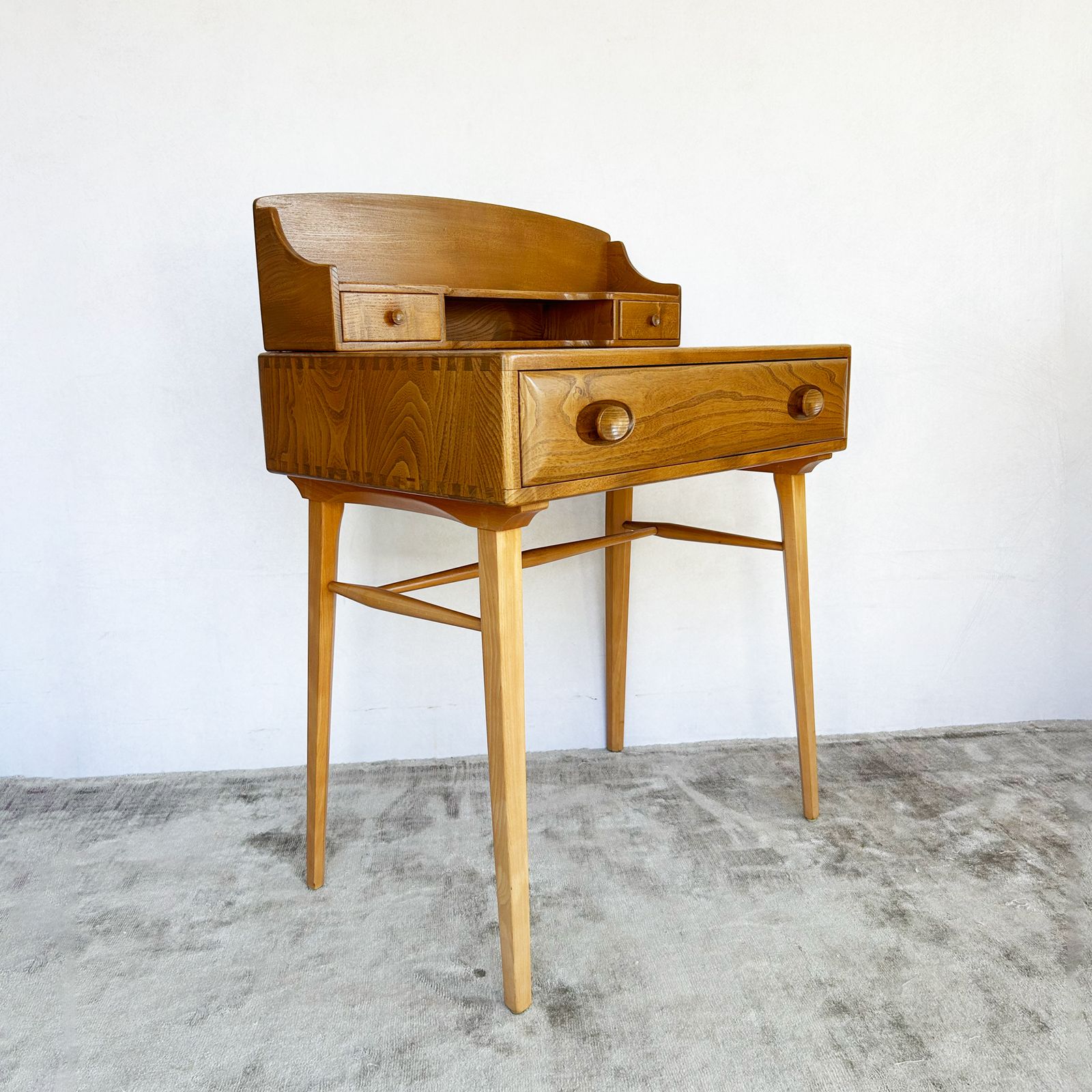 photo vinterior Ercol Model 439 Windsor Writing Desk
