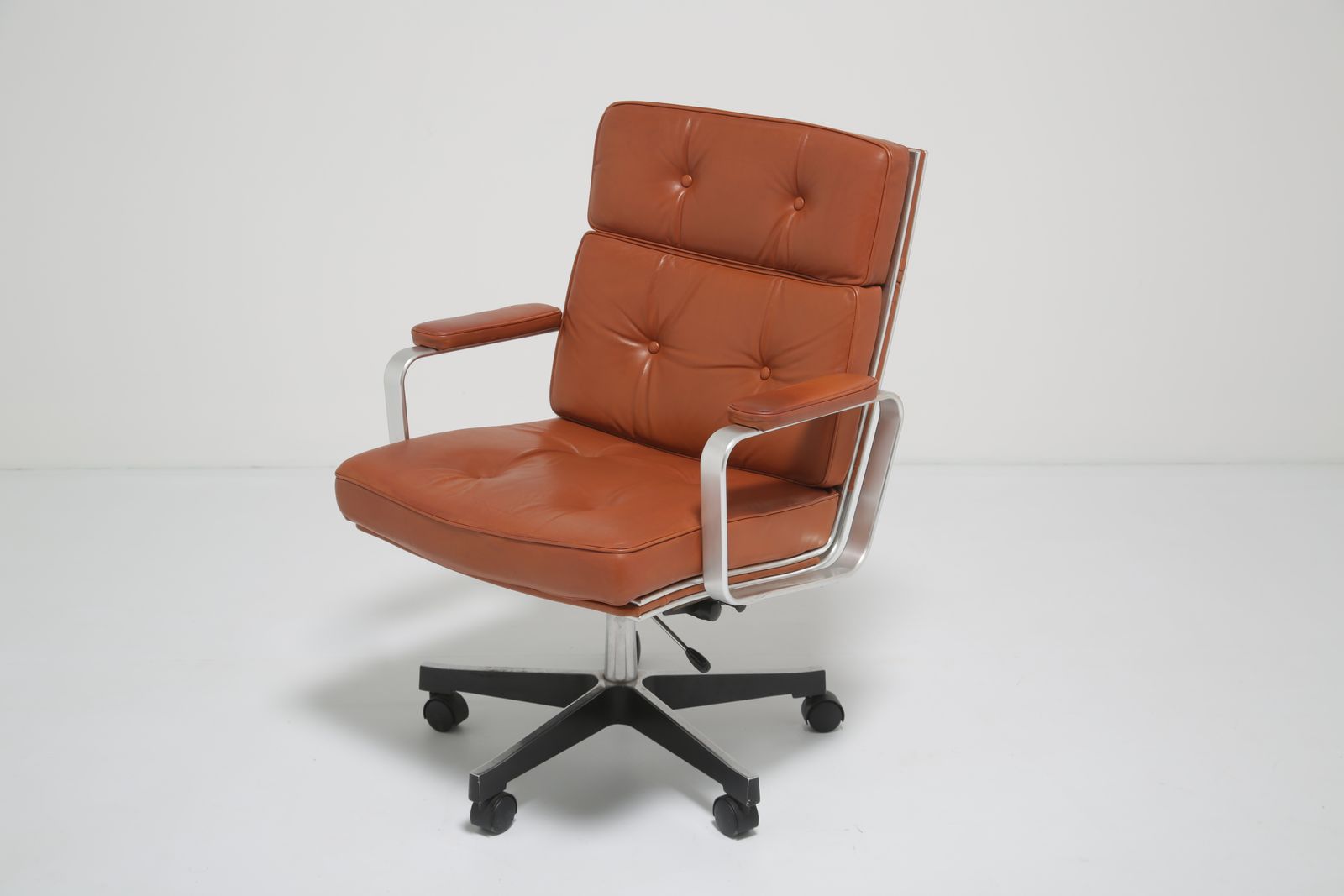 Karl Erik Ekselius Executive Swivel Office Chair: Model ‘Mondo’ In Cognac Tan Leather For Joc, Sweden, 1960s