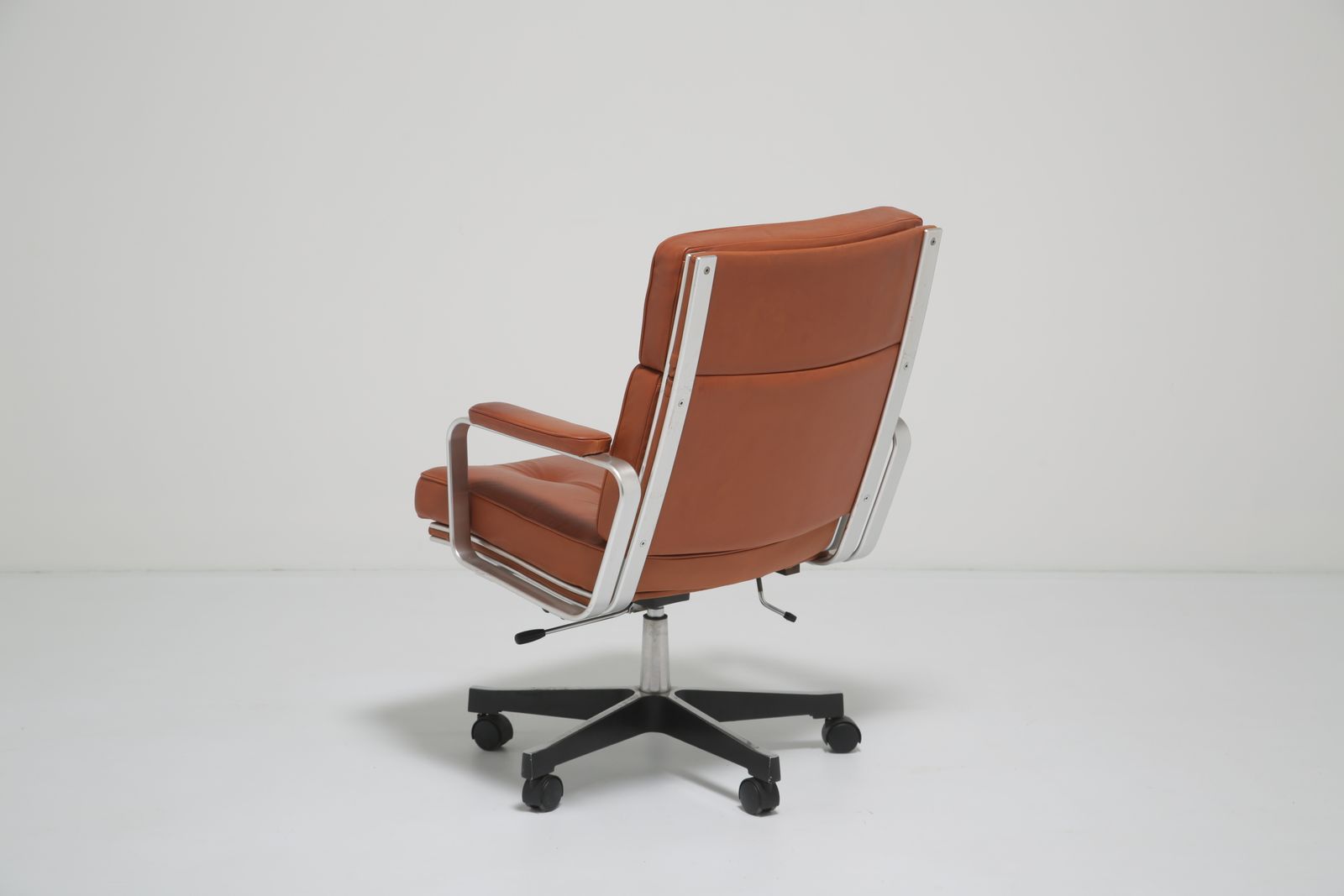 photo buy Karl Erik Ekselius Executive Swivel Office Chair: Model ‘Mondo’ In Cognac Tan Leather For Joc, Sweden, 1960s