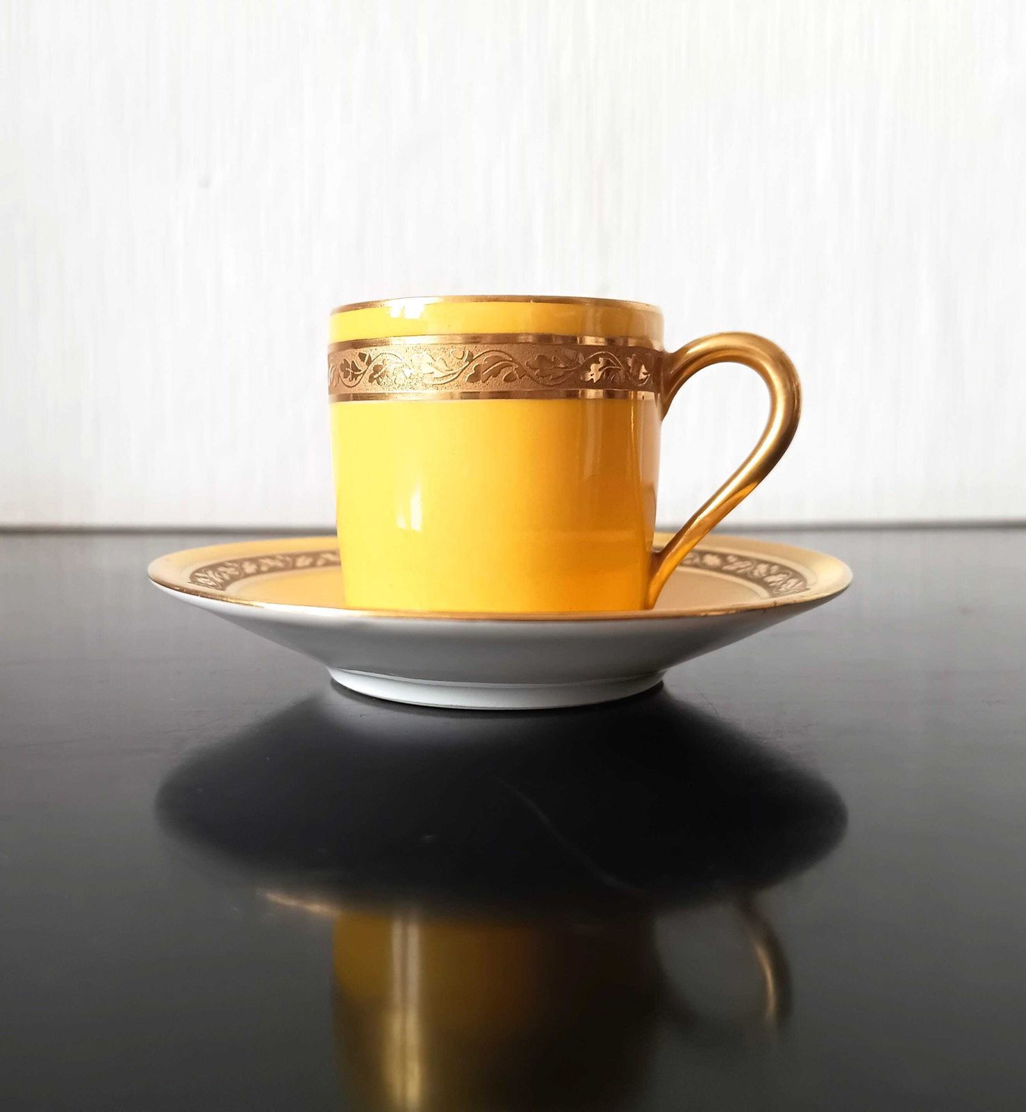 photo vinterior Art Deco Limoges Arlequin Collection: 3 Cups & Saucers, Acid Etched Oak Leaf Gilding, 1929