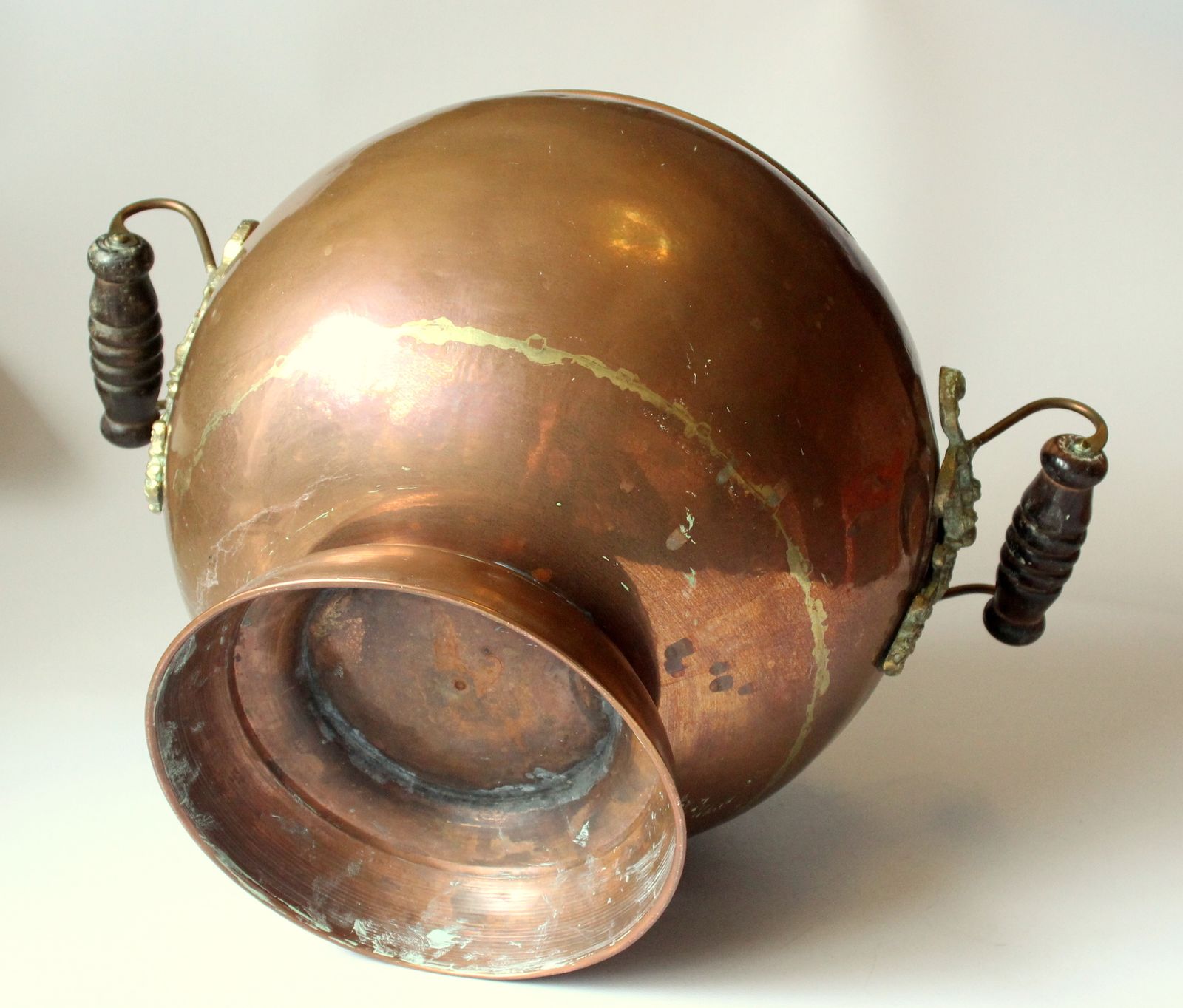 photo furniture Large Copper And Brass Planter With Wooden Handles   Vintage From The 60s