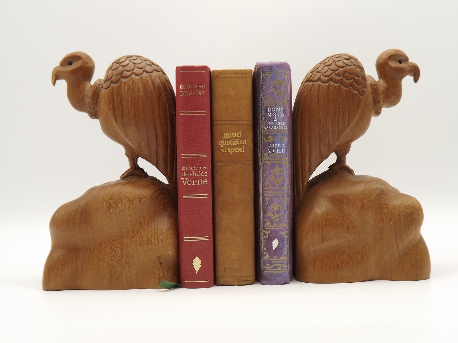 photo vintage Unusual Pair Of Vintage Hand Carved Vulture On A Rock Wooden Book Ends