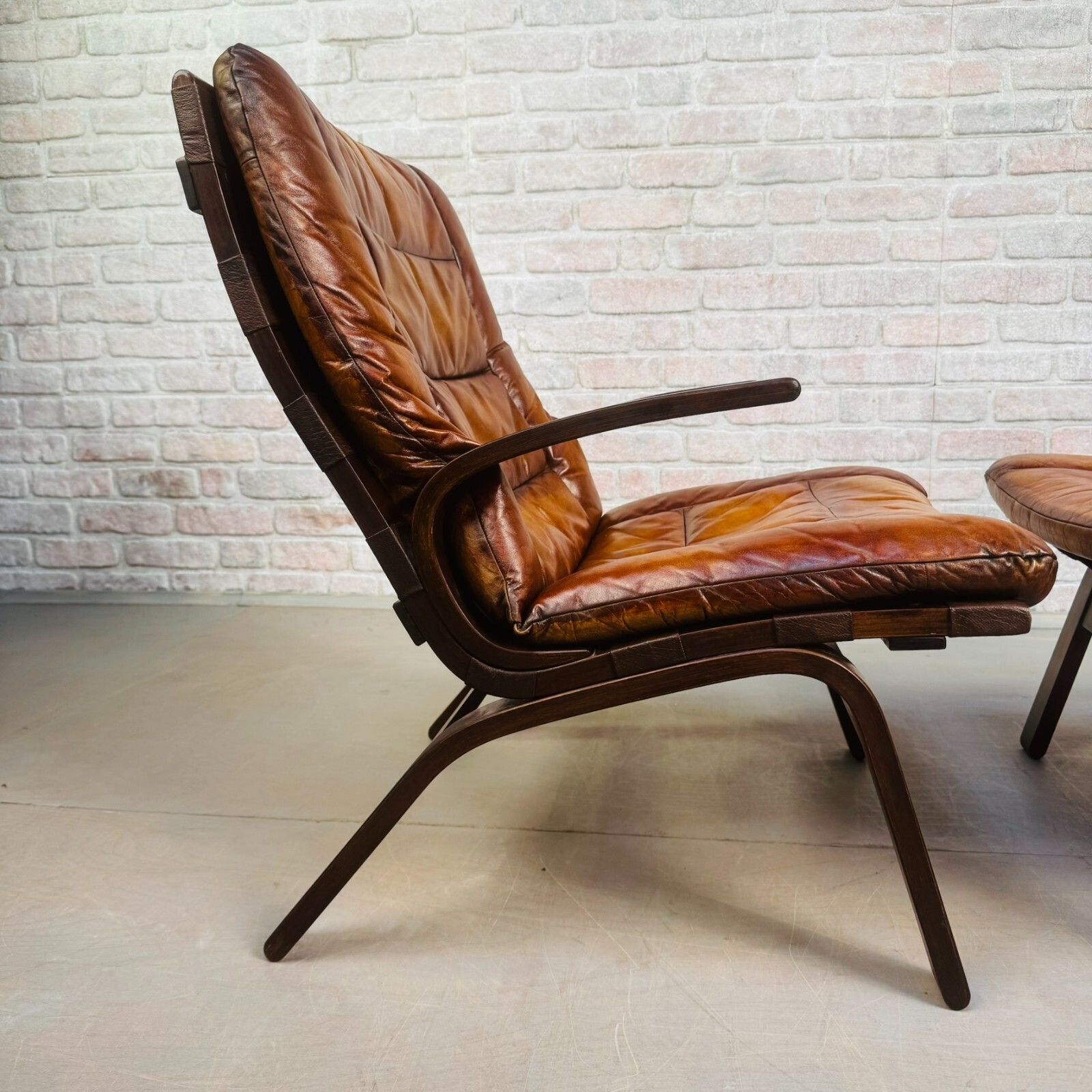 Mid Century Danish Farstrup Mobler Tan Leather Armchairs Pair Bentwood Miljø photo vinterior