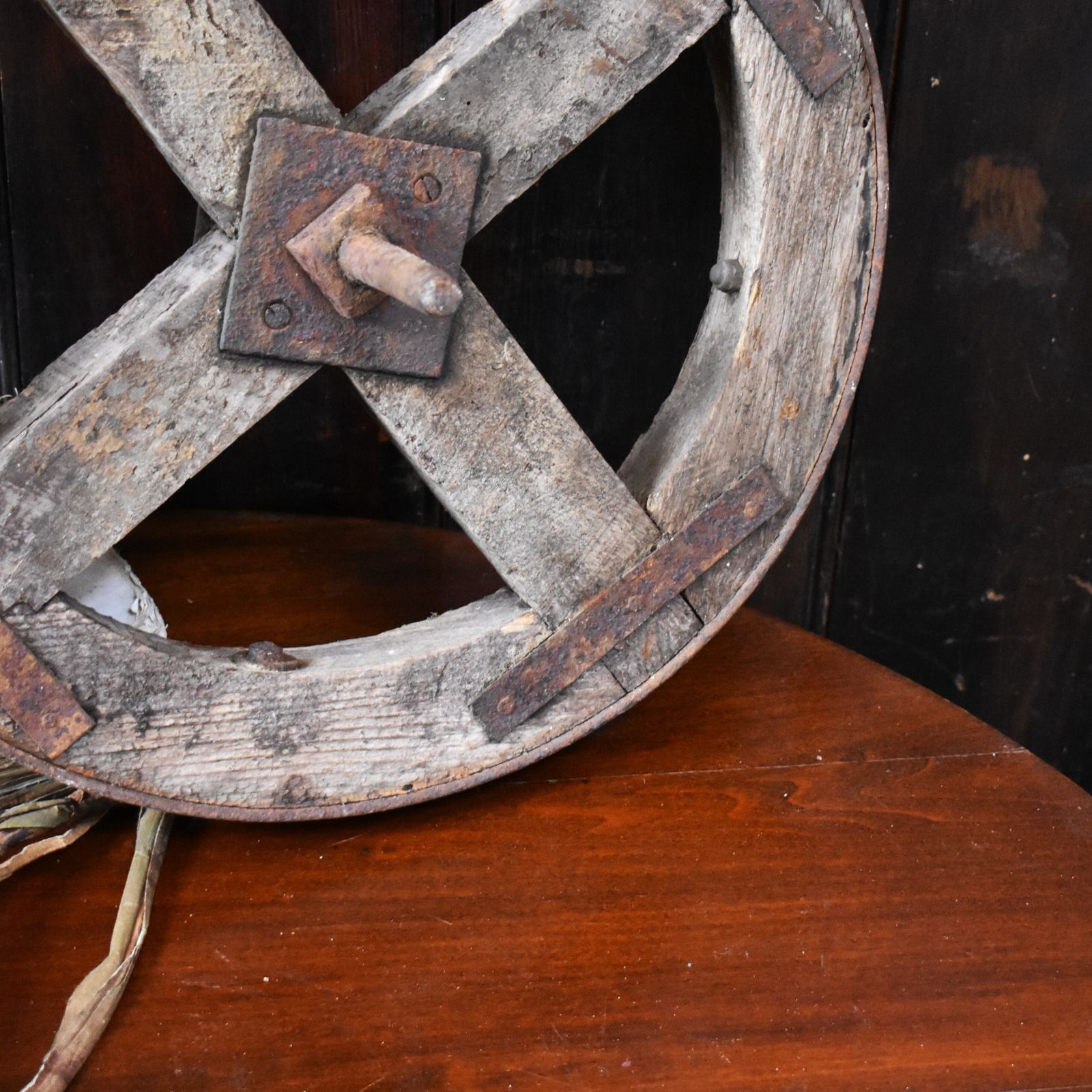 photo vinterior Antique Salvaged Wooden Garden Decorative Display Cart Wheel