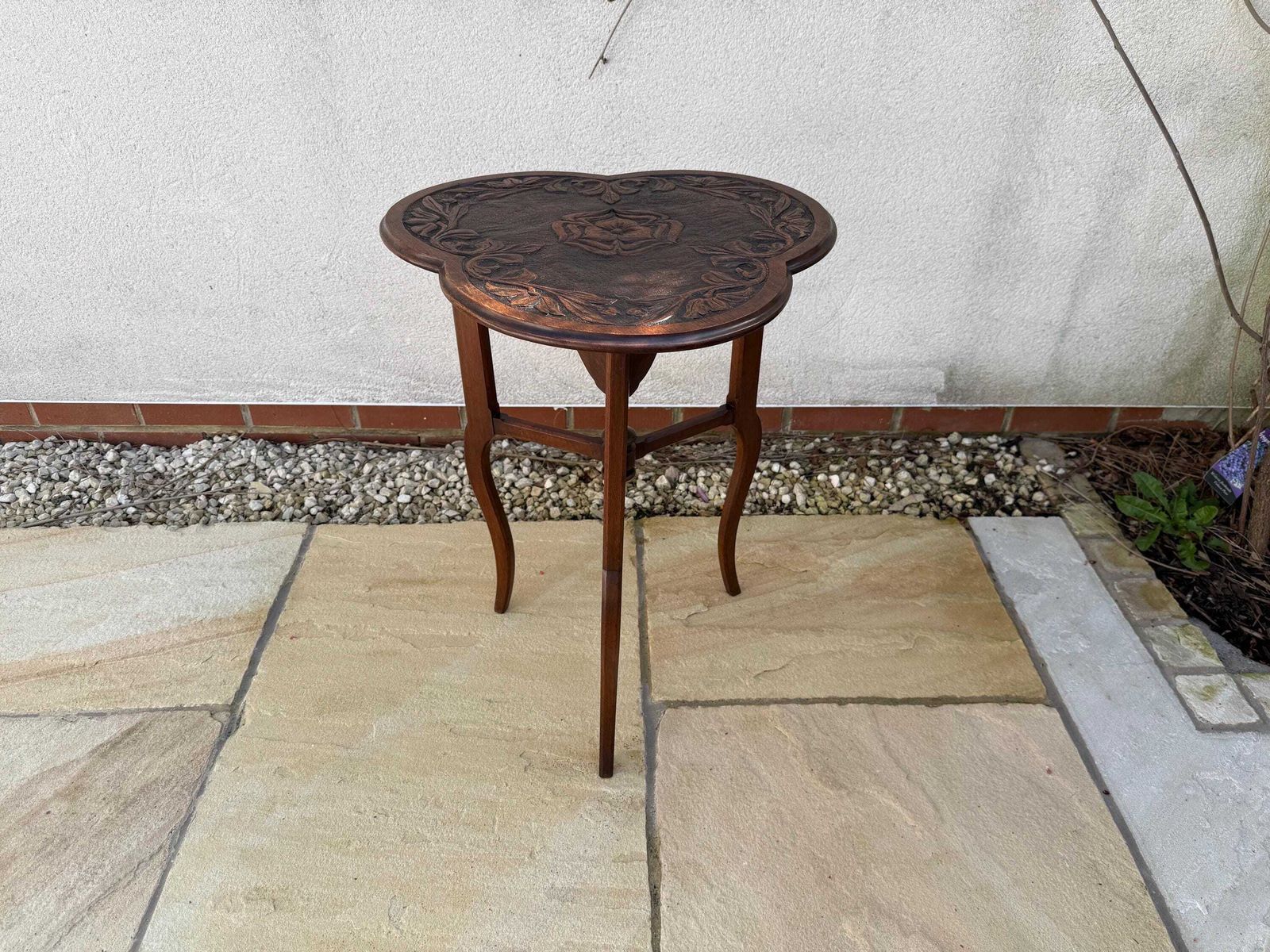 photo vinterior Antique Carved Top Table Antique Occasional Side Table Plant Stand