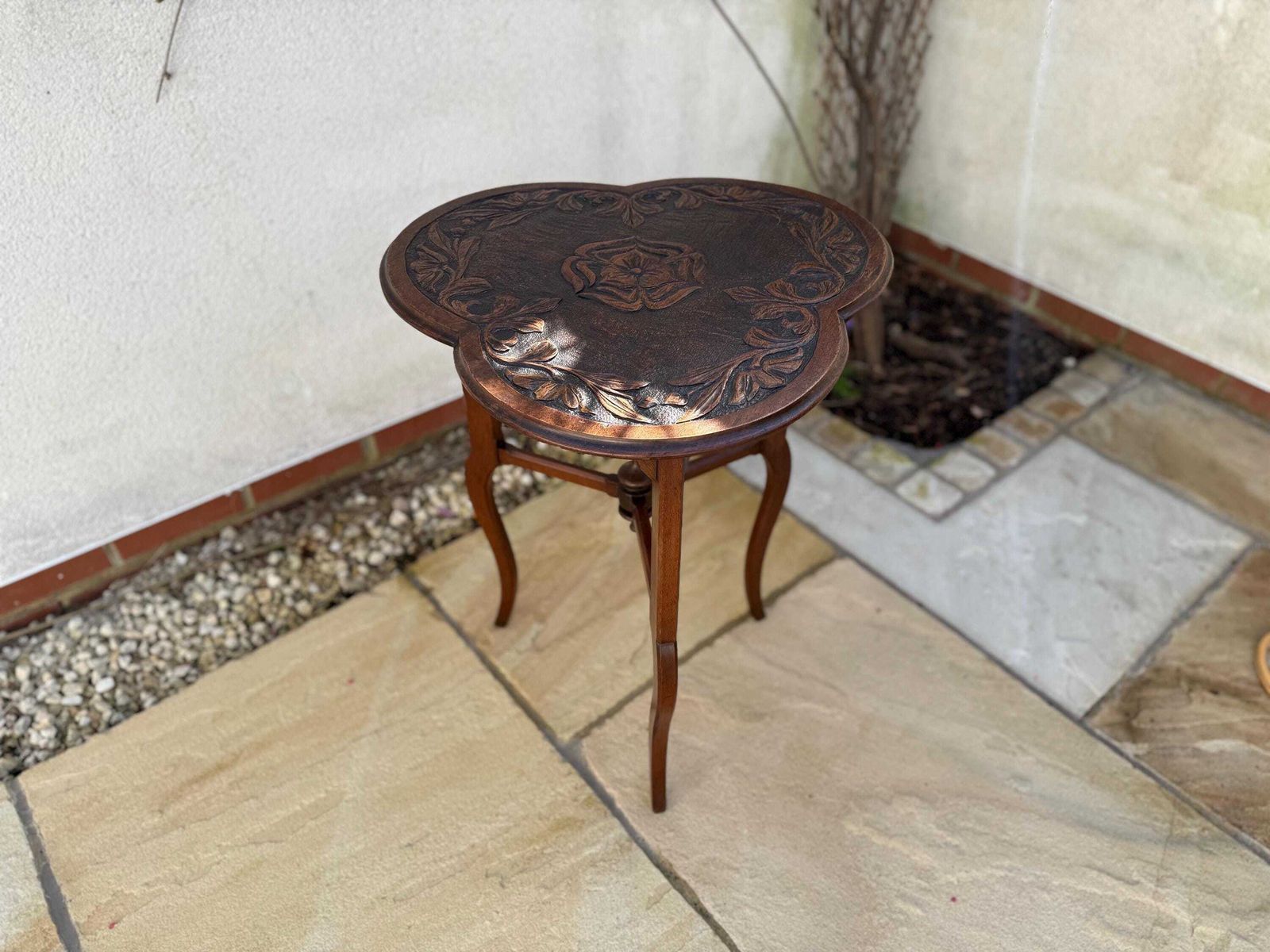 photo vintage Antique Carved Top Table Antique Occasional Side Table Plant Stand