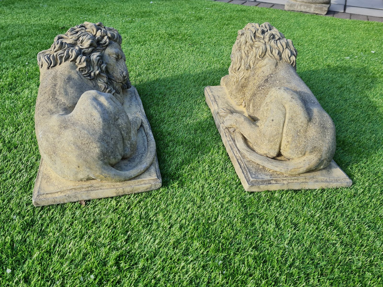 English Stone Trafalgar Lions 0002. photo Garden Decor
