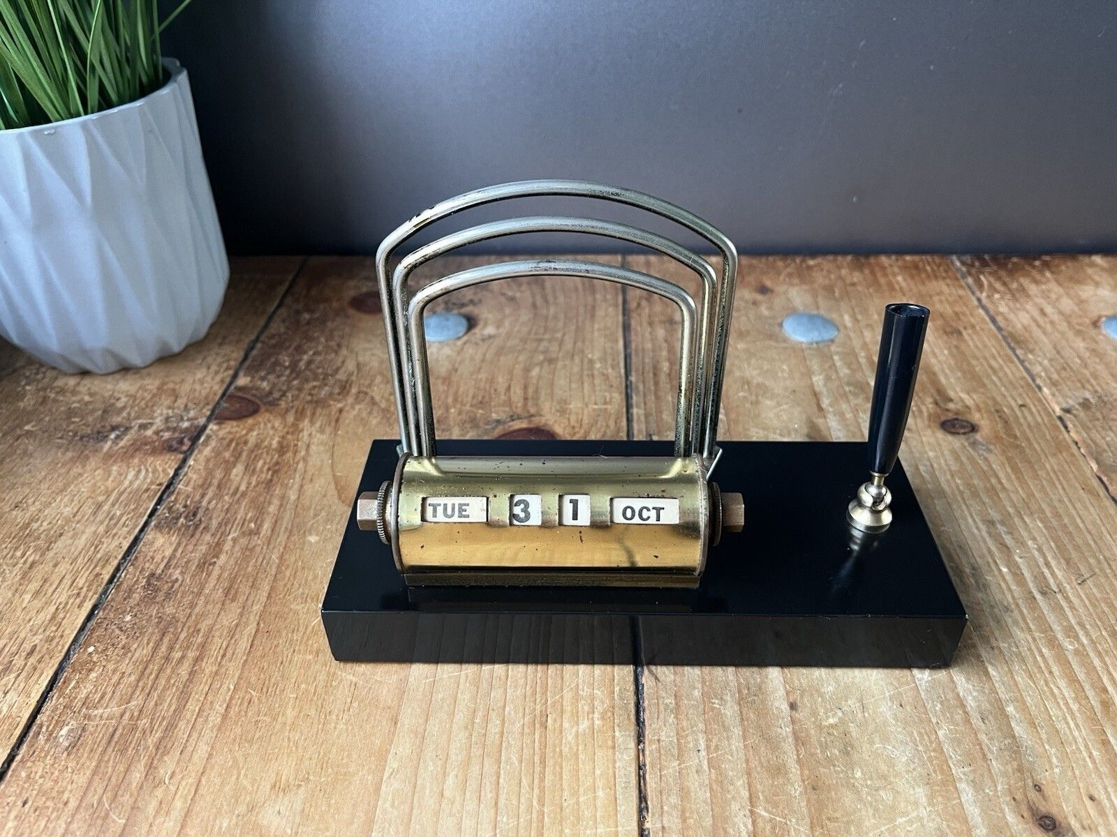 photo furniture Art Deco Brass Marble Base Perpetual Desk Calendar Letter Rack Pen Holder Office