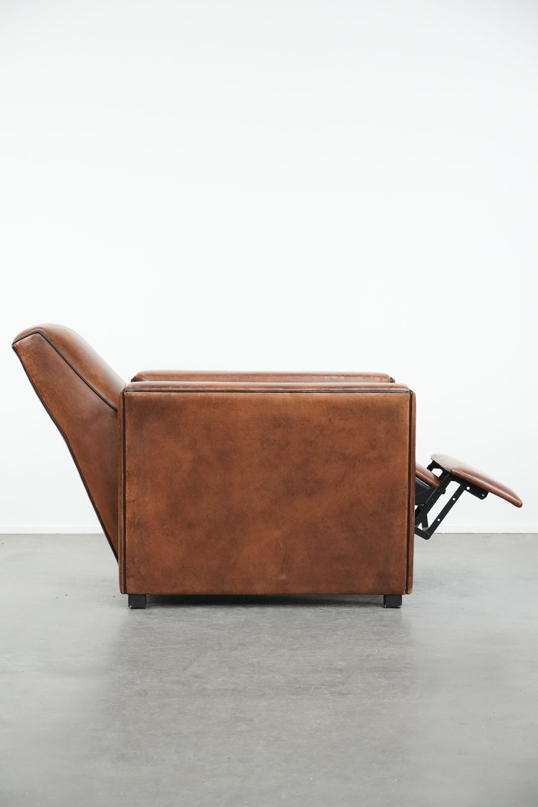 Comfortabele en verstelbare fauteuil in schapenleer met strak design, mooie kleuren en een mooie patina photo 965.0