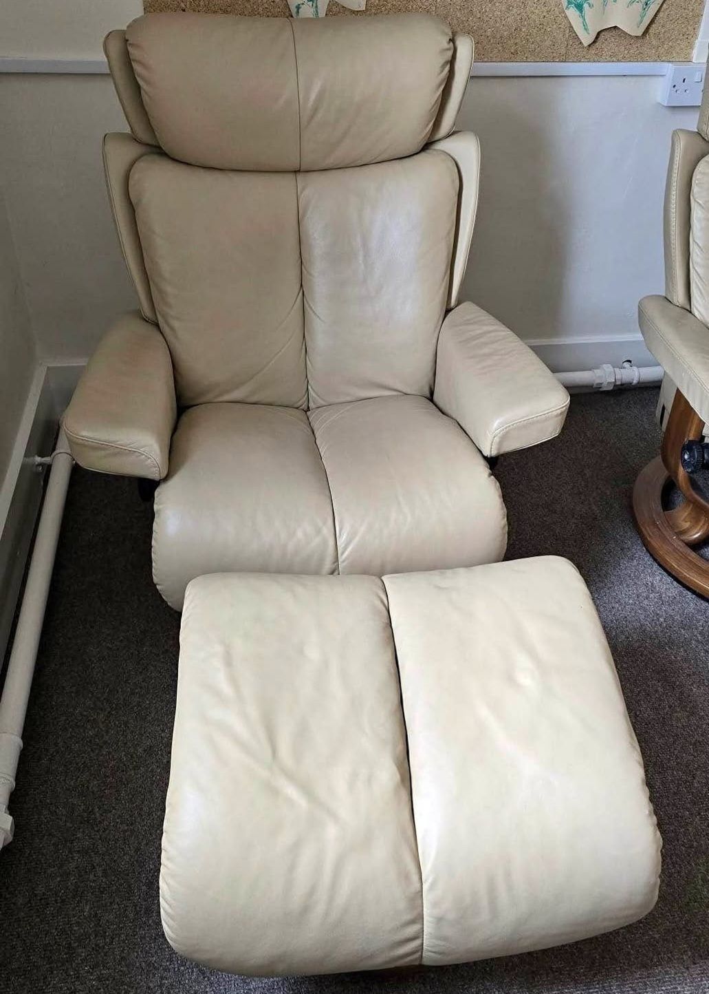 Ekornes Stressless Magic Leather Recliner Chairs & Stools. X2 Cream. photo vinterior