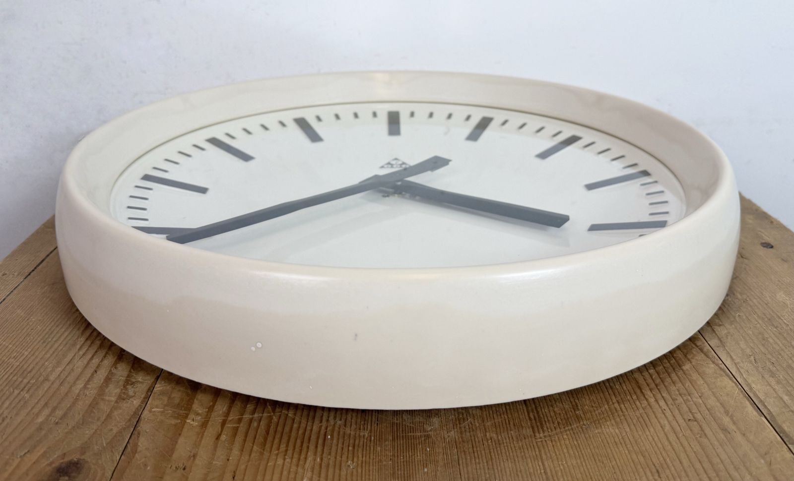 photo vinterior Large Industrial Bakelite Factory Wall Clock From Pragotron, 1960s