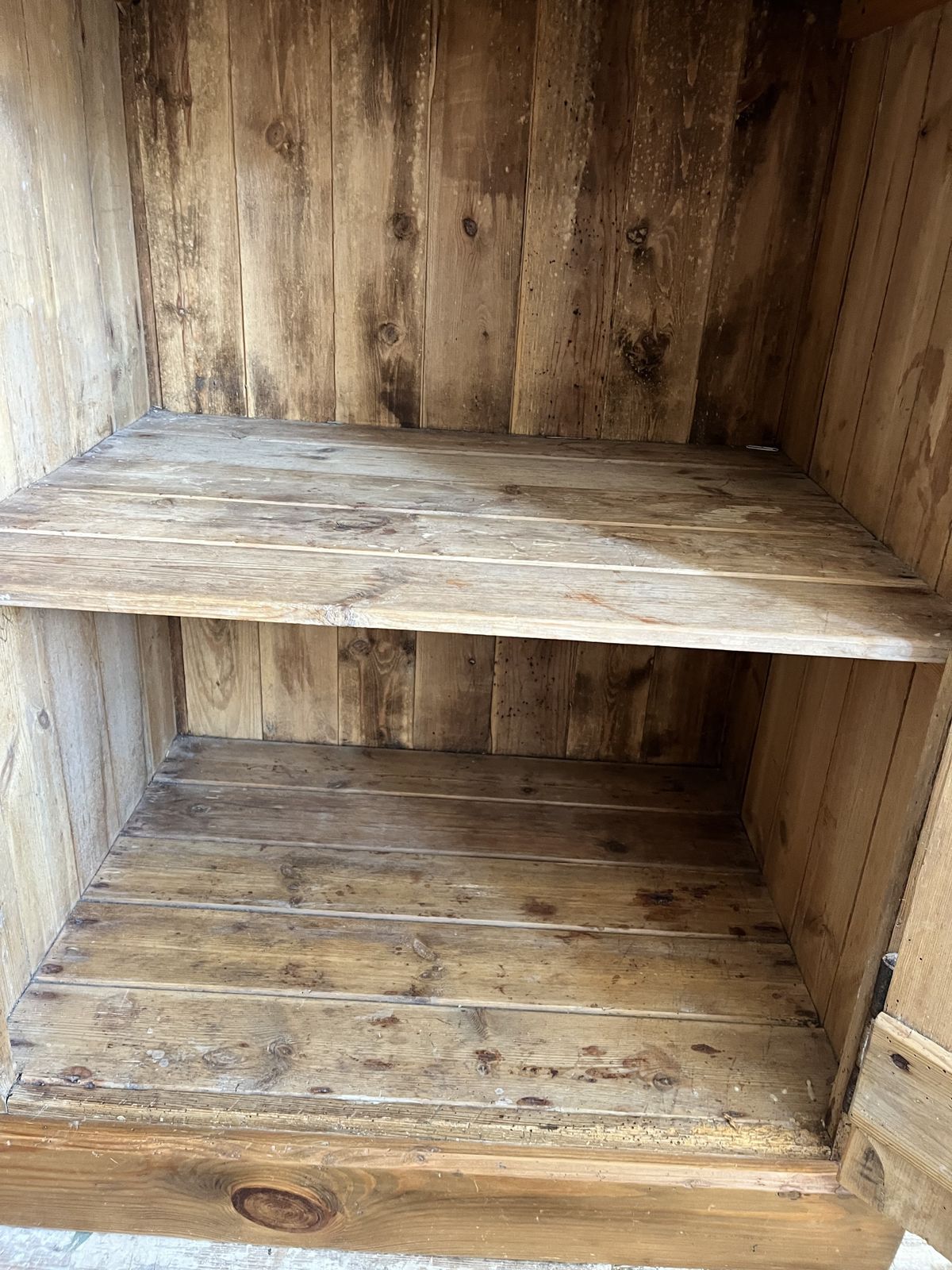 photo vinterior A Tall Narrow Victorian Pine Linen/Larder Cupboard
