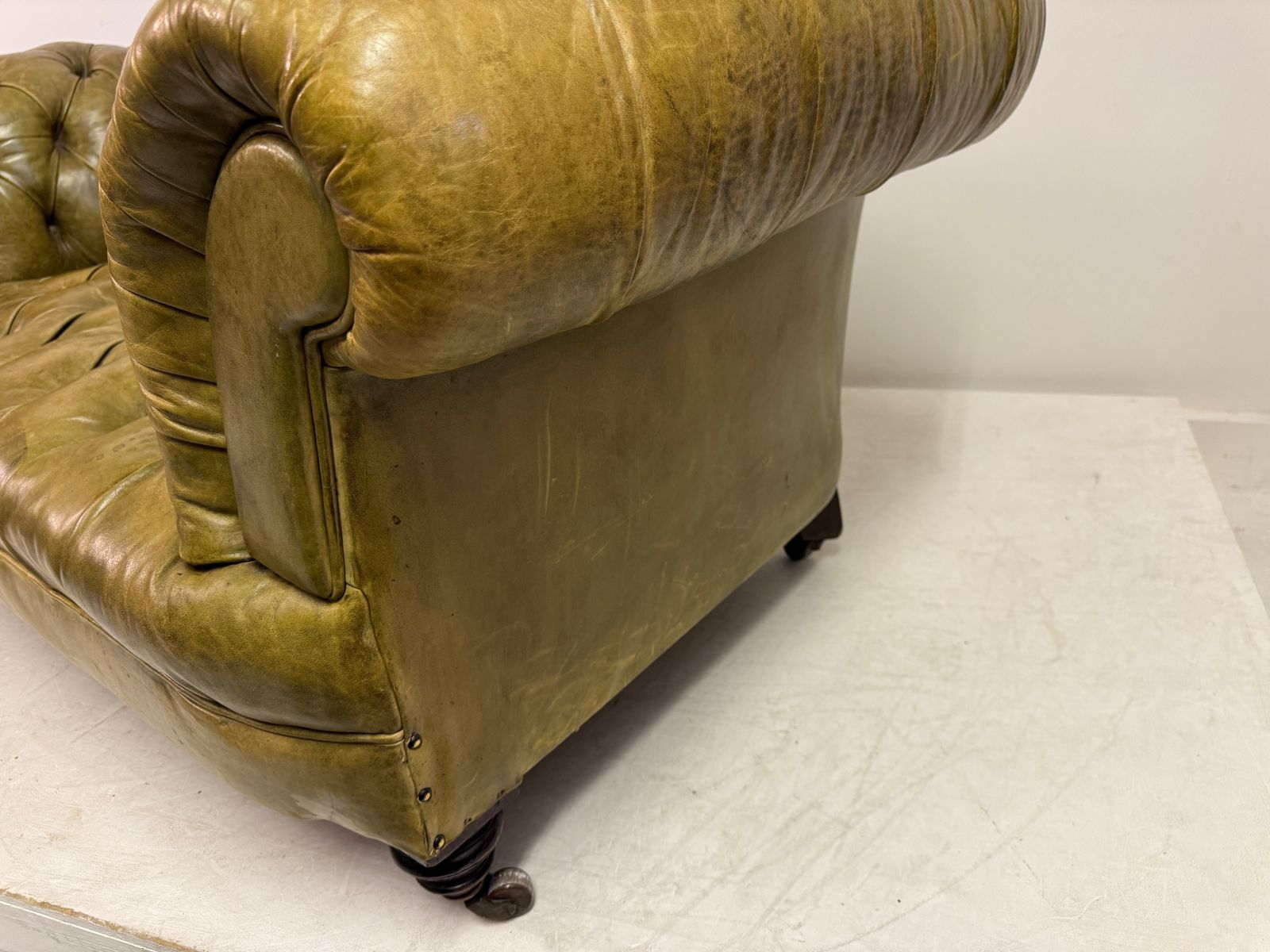 photo vintage 19th Century Chesterfield In Patinated Leather