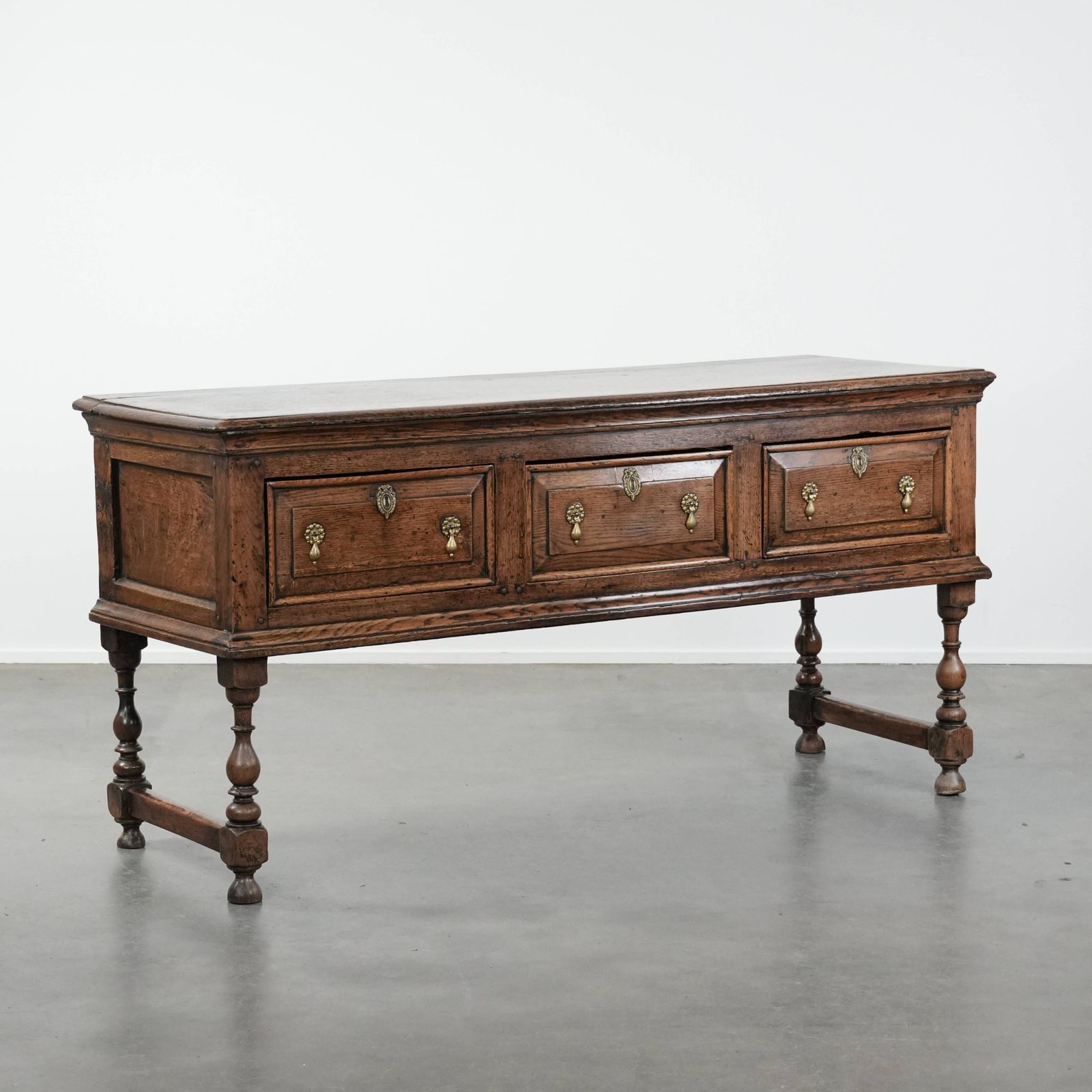 Indrukwekkend Antiek Engels Dressoir, Begin 18e Eeuw, Eiken Met Decoratieve Elementen