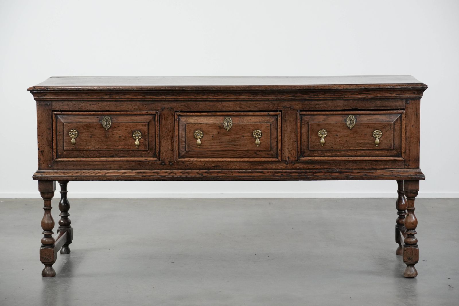 Indrukwekkend Antiek Engels Dressoir, Begin 18e Eeuw, Eiken Met Decoratieve Elementen photo furniture