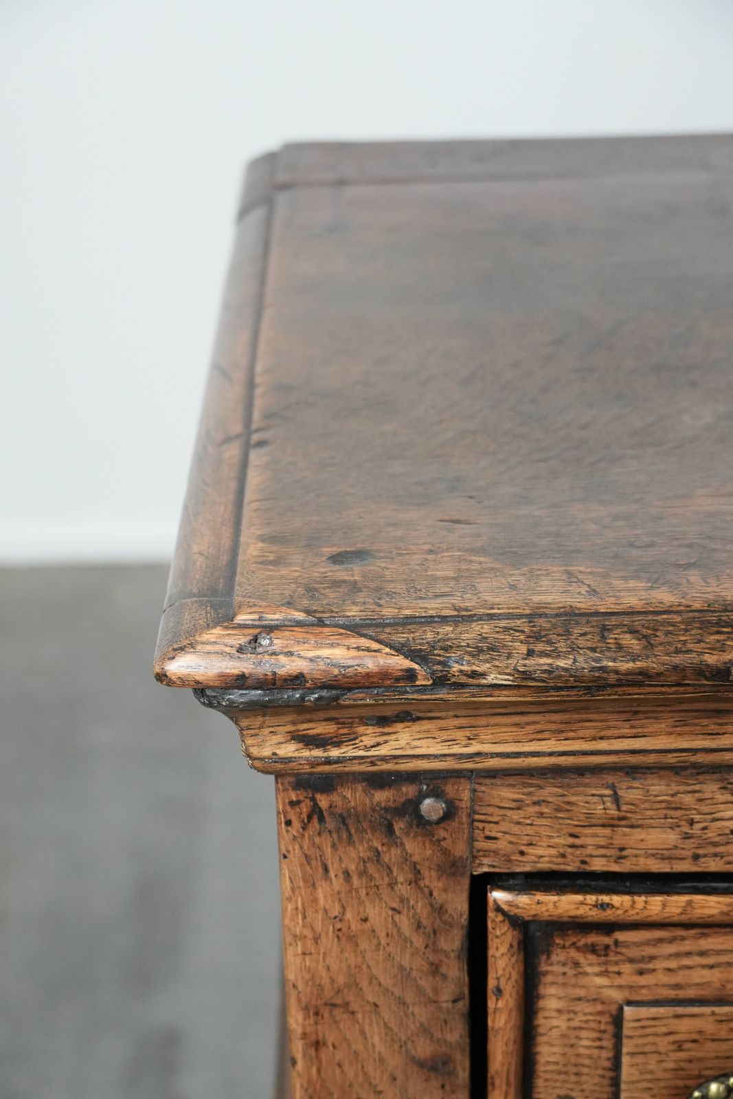 photo furniture Very Beautiful And Impressive Antique English Dresser From The Early 18th Century Made Of Oak With Beautiful Elements
