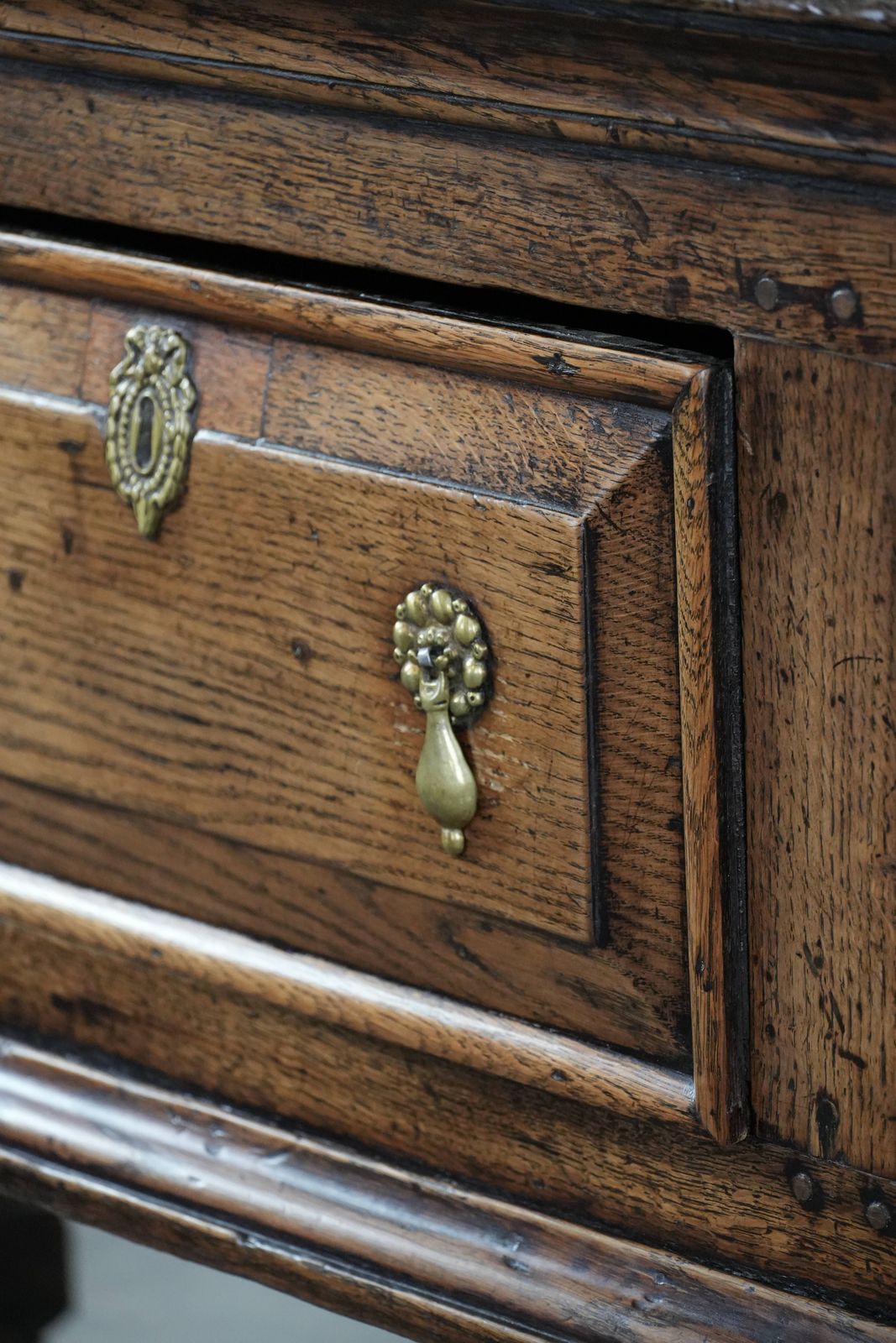 photo vinterior Indrukwekkend Antiek Engels Dressoir, Begin 18e Eeuw, Eiken Met Decoratieve Elementen