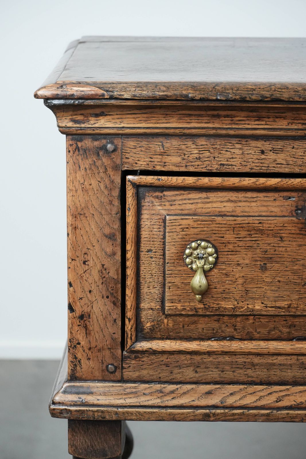 photo buy Indrukwekkend Antiek Engels Dressoir, Begin 18e Eeuw, Eiken Met Decoratieve Elementen