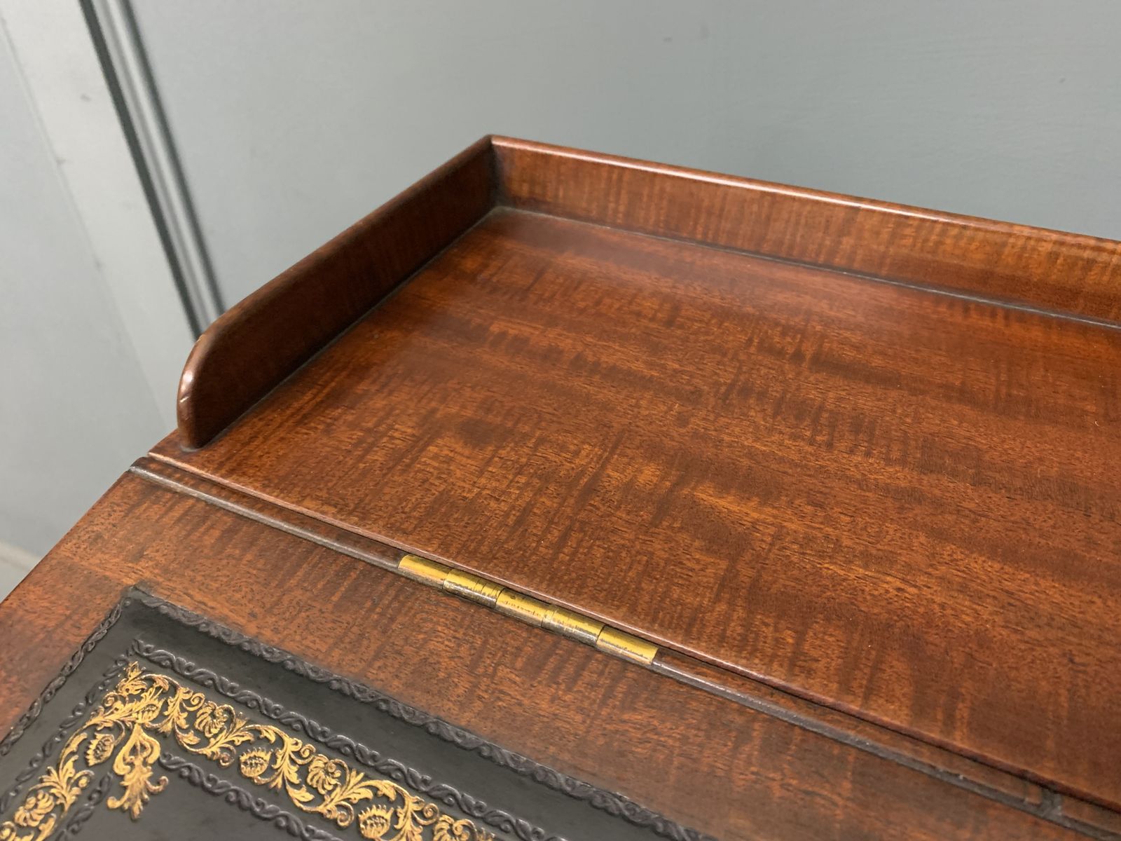 Gillows Early Victorian Mahogany Davenport photo vinterior