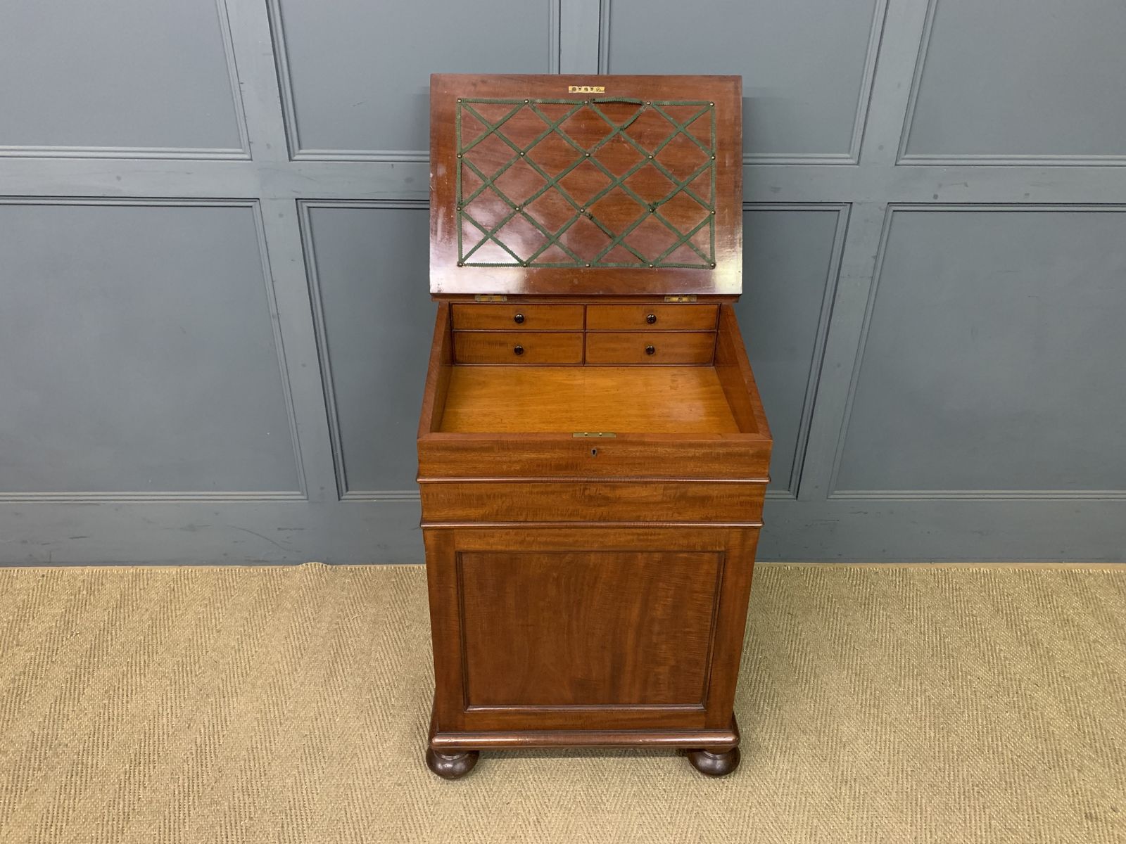 photo furniture Gillows Early Victorian Mahogany Davenport