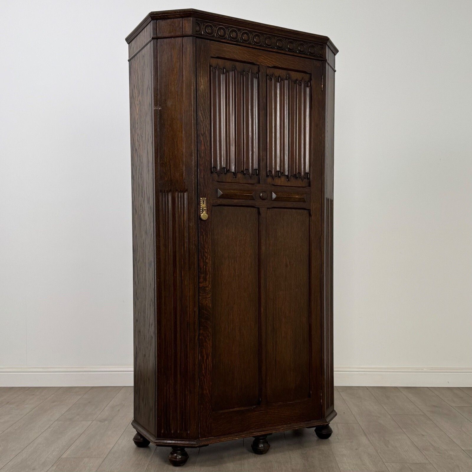 photo furniture Antique 20th Century Linenfold Wardrobe In Oak ( Af 5404 )