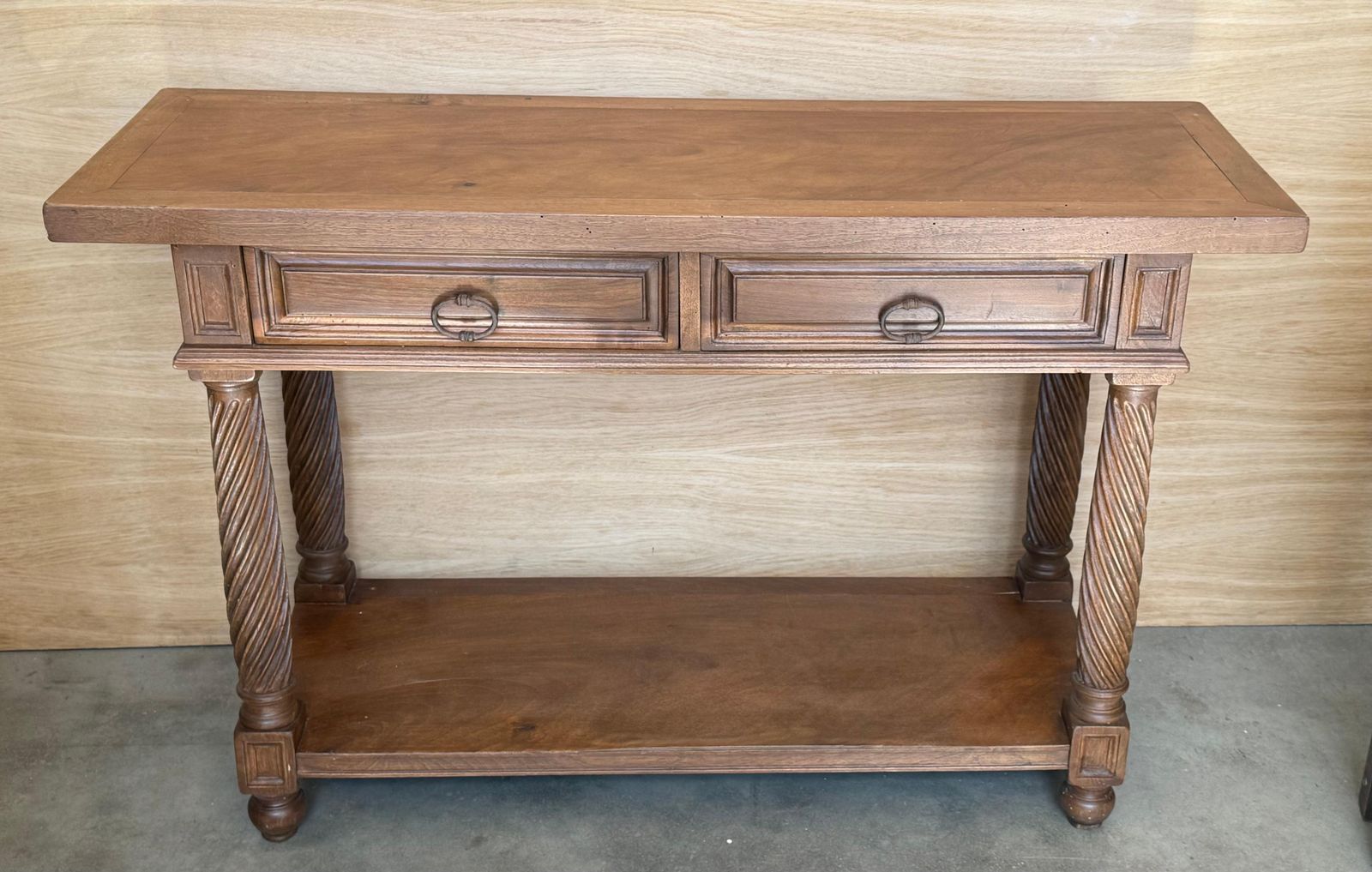 Console espagnole du XXe siècle à deux tiroirs, pieds salomoniques et tablette basse photo Mobilier