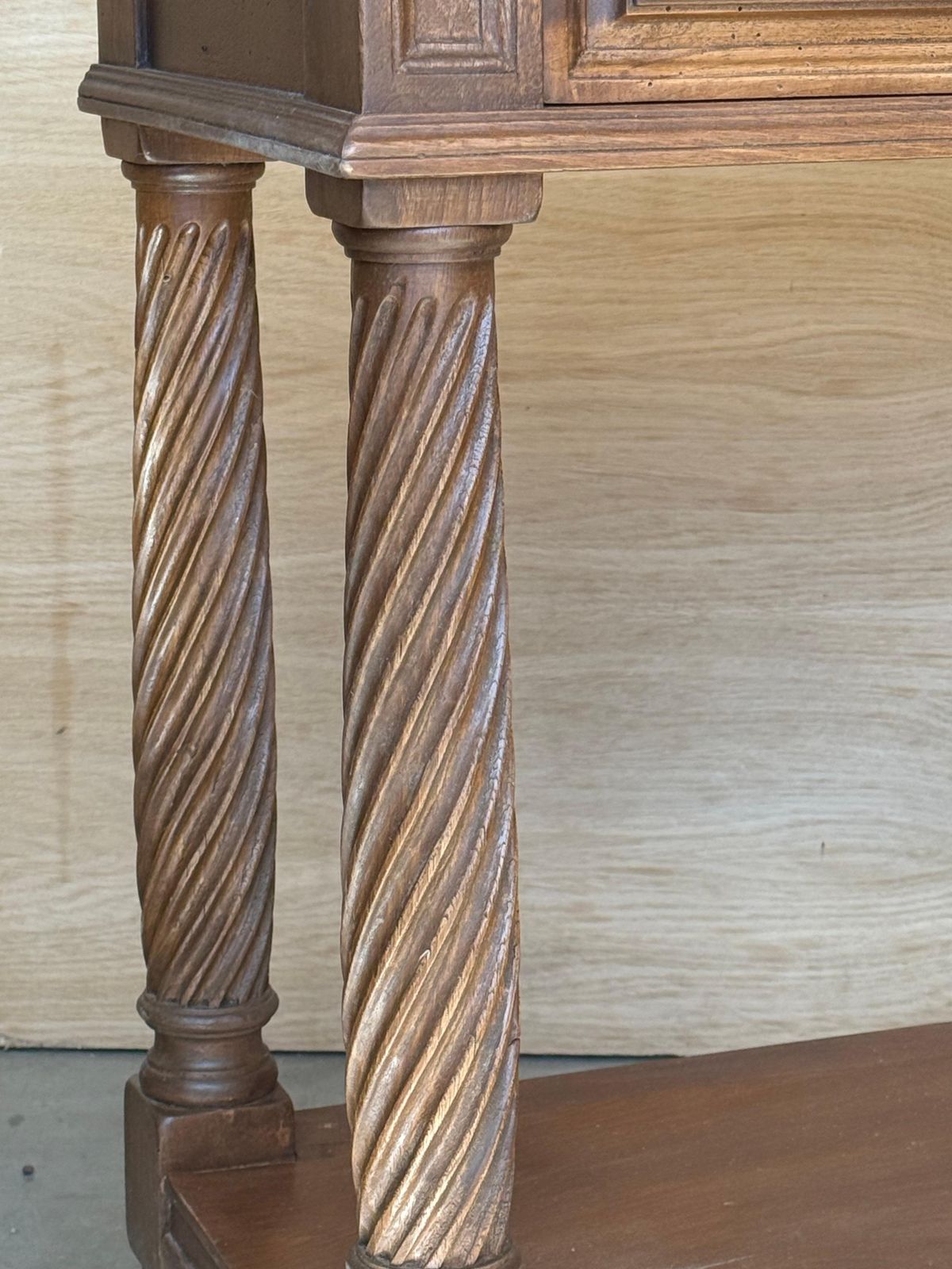 Mobilier Console espagnole du XXe siècle à deux tiroirs, pieds salomoniques et tablette basse photo