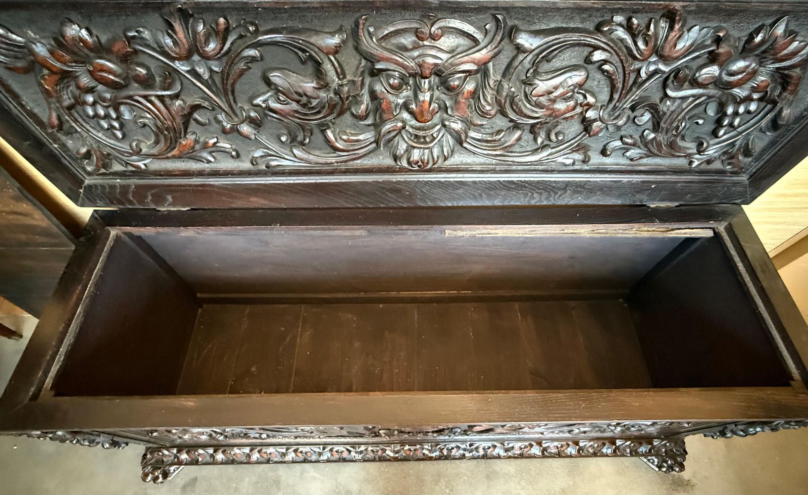 photo buy Banc de hall baroque espagnol à coffre, XIXe siècle