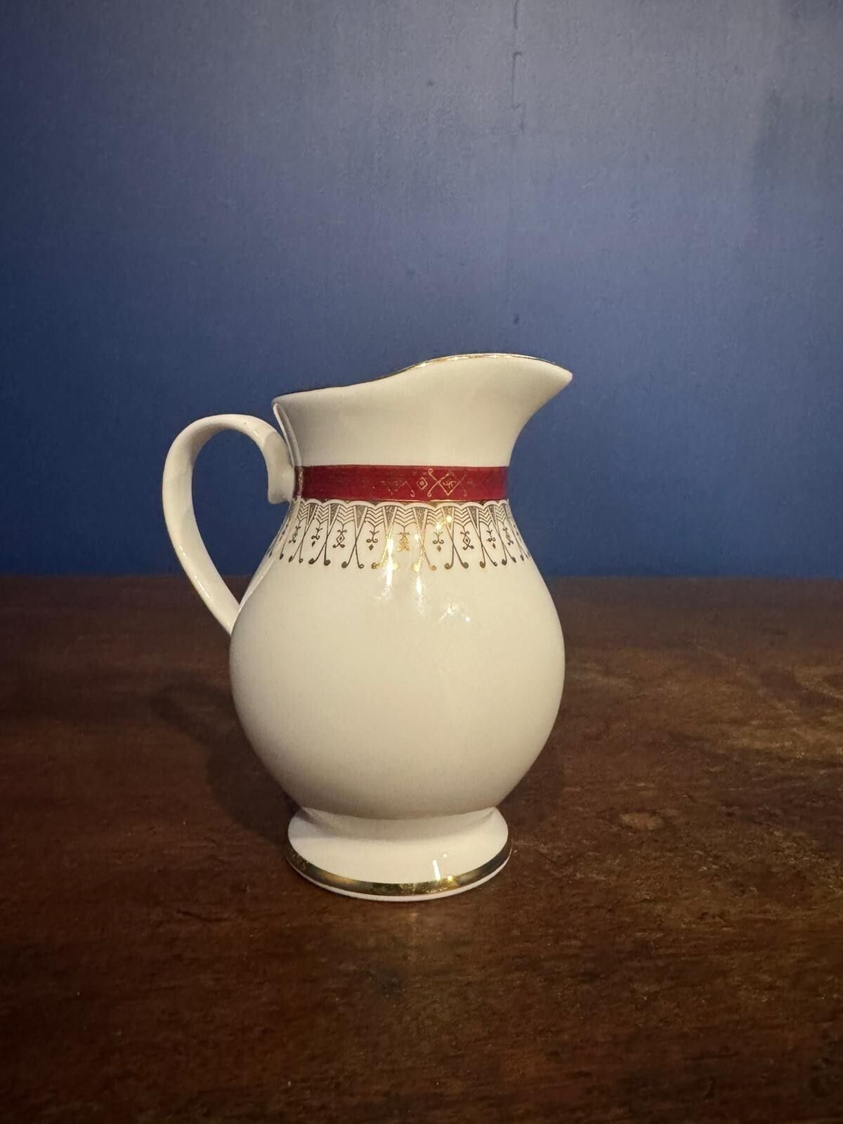 photo furniture Royal Grafton Majestic Red 104 Pieces Fine Bone China Set English Vintage..