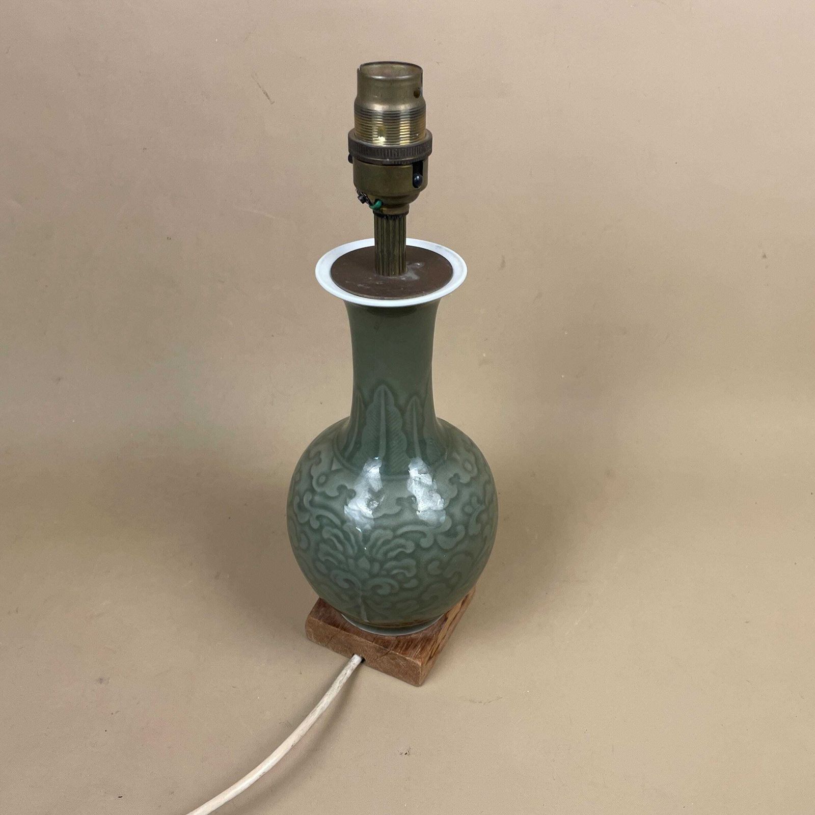 Oriental Ceramic Lamp Light Bedside Table Ornate Design Pattern Wood Base Japanese Vase Antique Brass Green Ginger Jar Japan Patterned photo vinterior