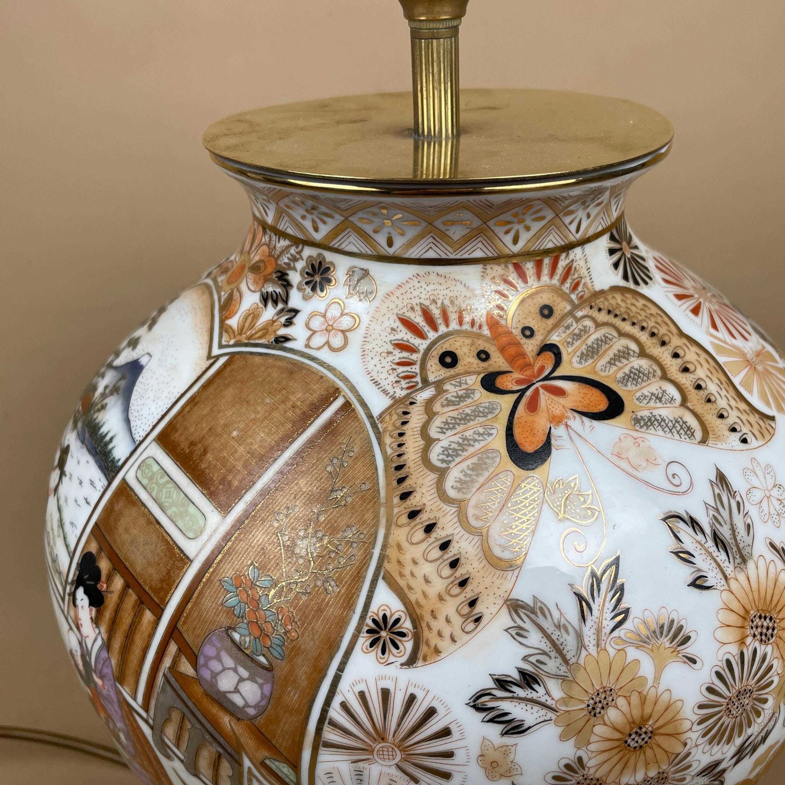 Oriental Ceramic Lamp Light Bedside Table Hand Painted Design Pattern Wood Base Japanese Vase Antique Brass Vintage Ginger Jar White Japan photo Lighting