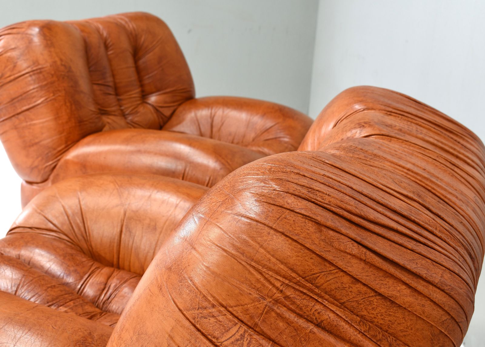 photo vintage Rare Pair Of Lounge Chairs By Giuseppe Rossi Di Albizzate , Italy – 1970’s